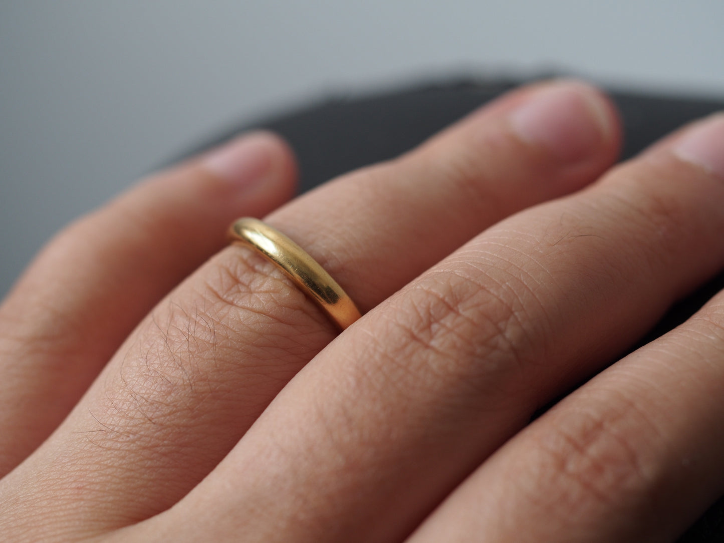1902 J.E. Caldwell 18K Yellow Gold Engraved Wedding Band