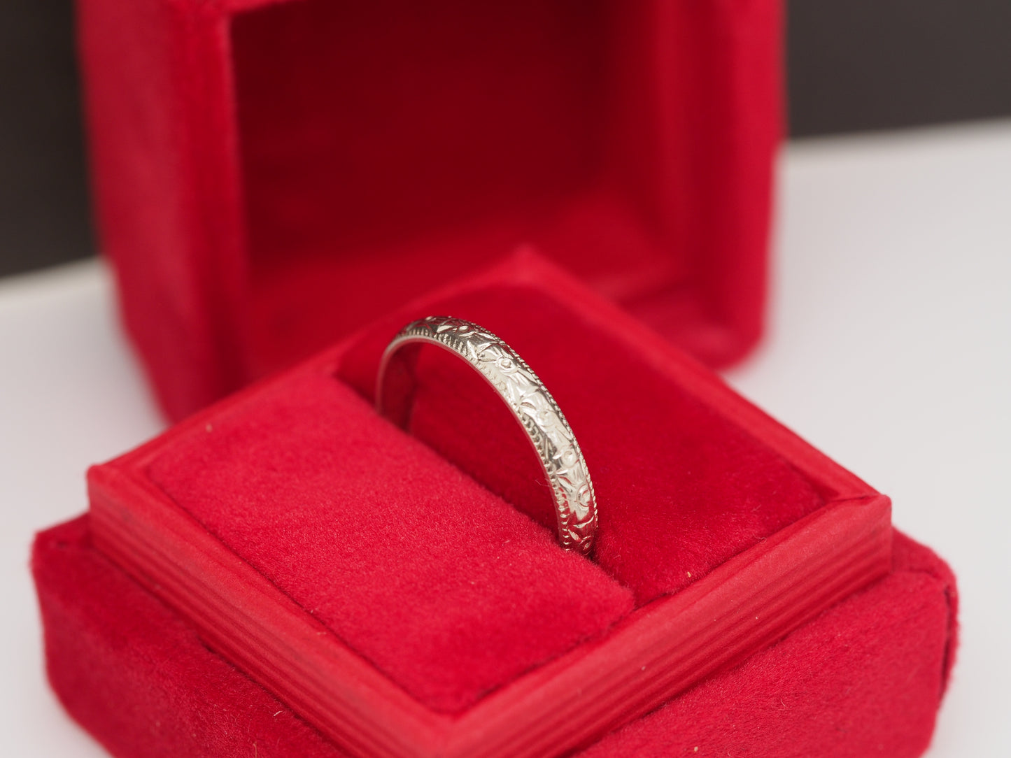 1920 18K White Gold Wedding Band