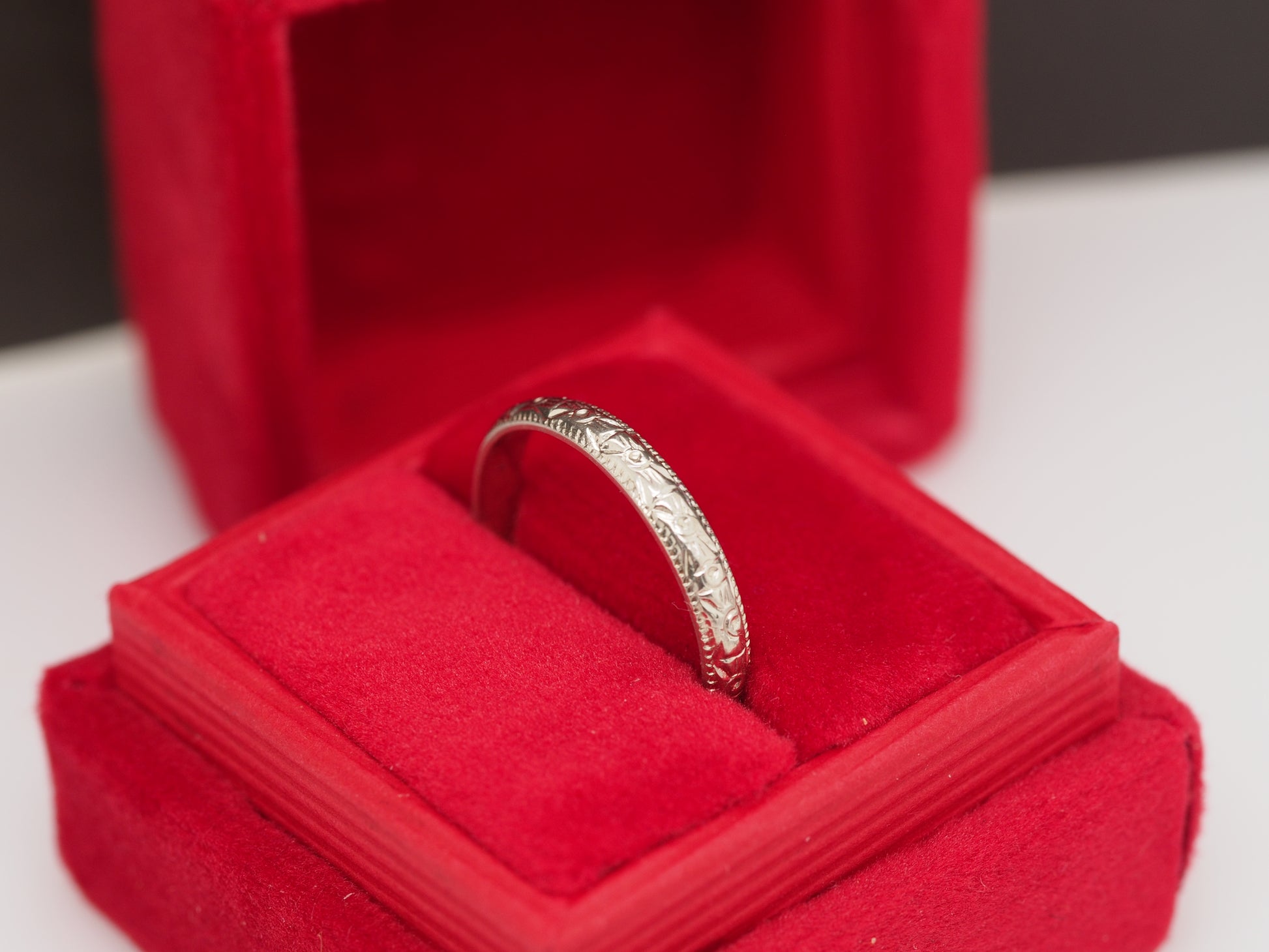 1920 18K White Gold Wedding Band