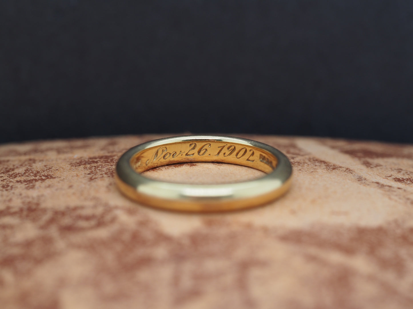1902 J.E. Caldwell 18K Yellow Gold Engraved Wedding Band