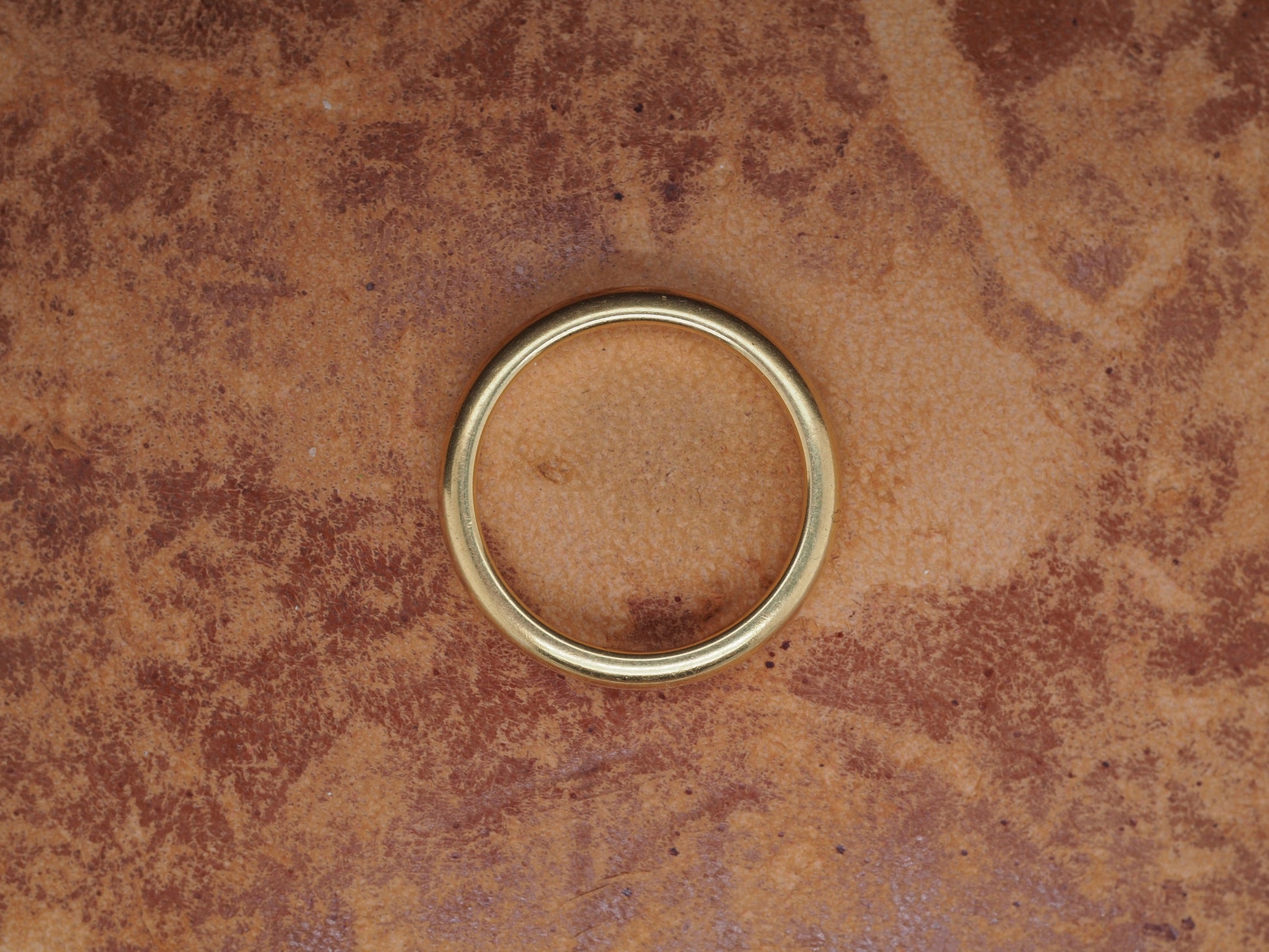 1902 J.E. Caldwell 18K Yellow Gold Engraved Wedding Band