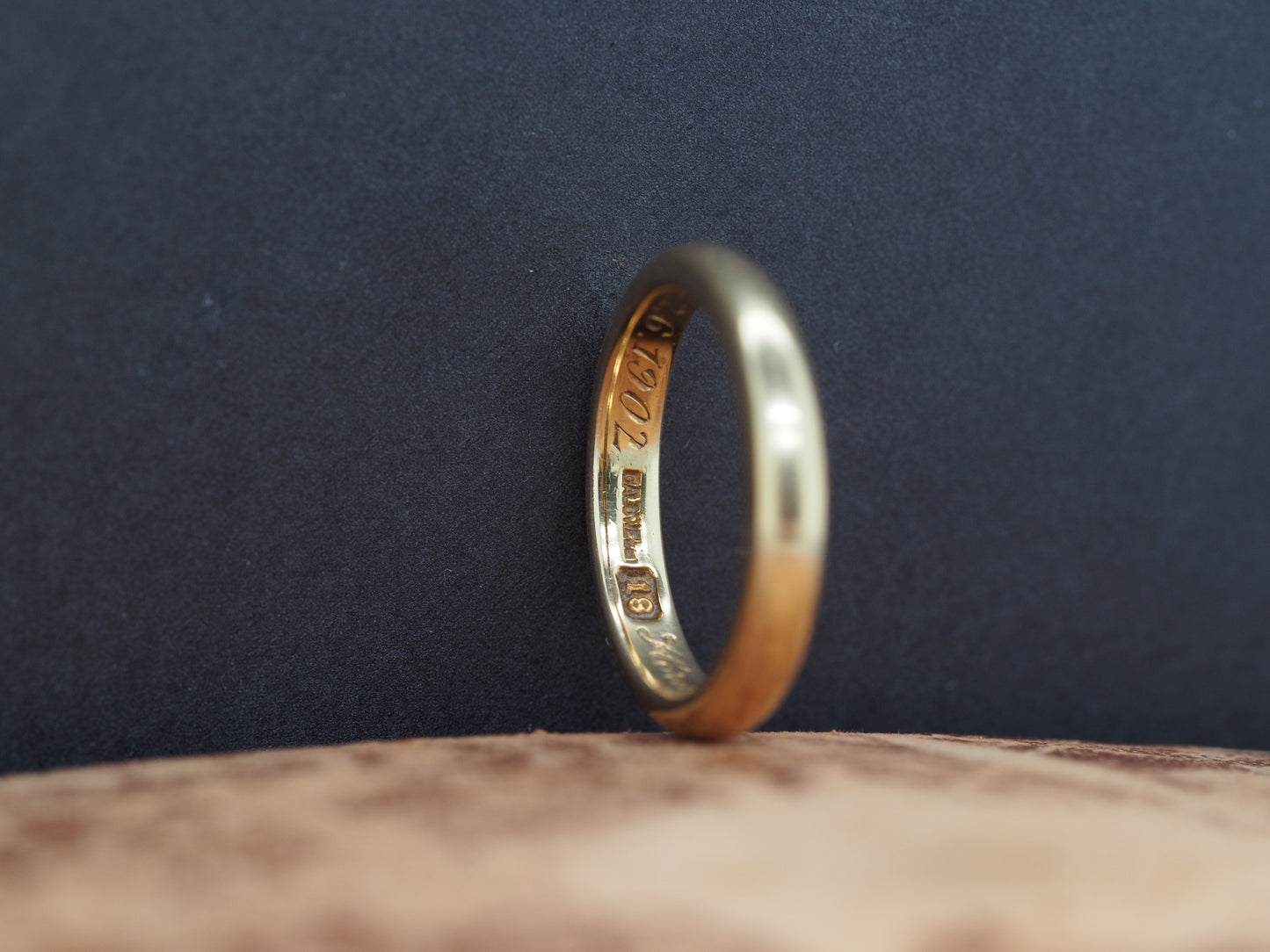 1902 J.E. Caldwell 18K Yellow Gold Engraved Wedding Band
