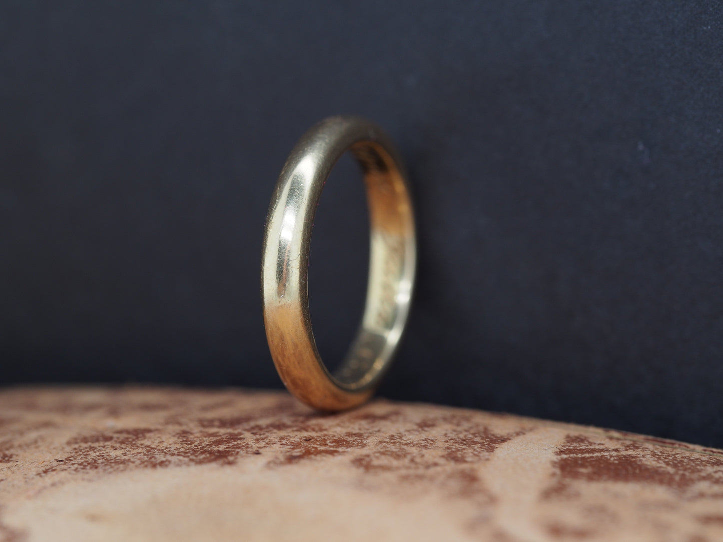1902 J.E. Caldwell 18K Yellow Gold Engraved Wedding Band