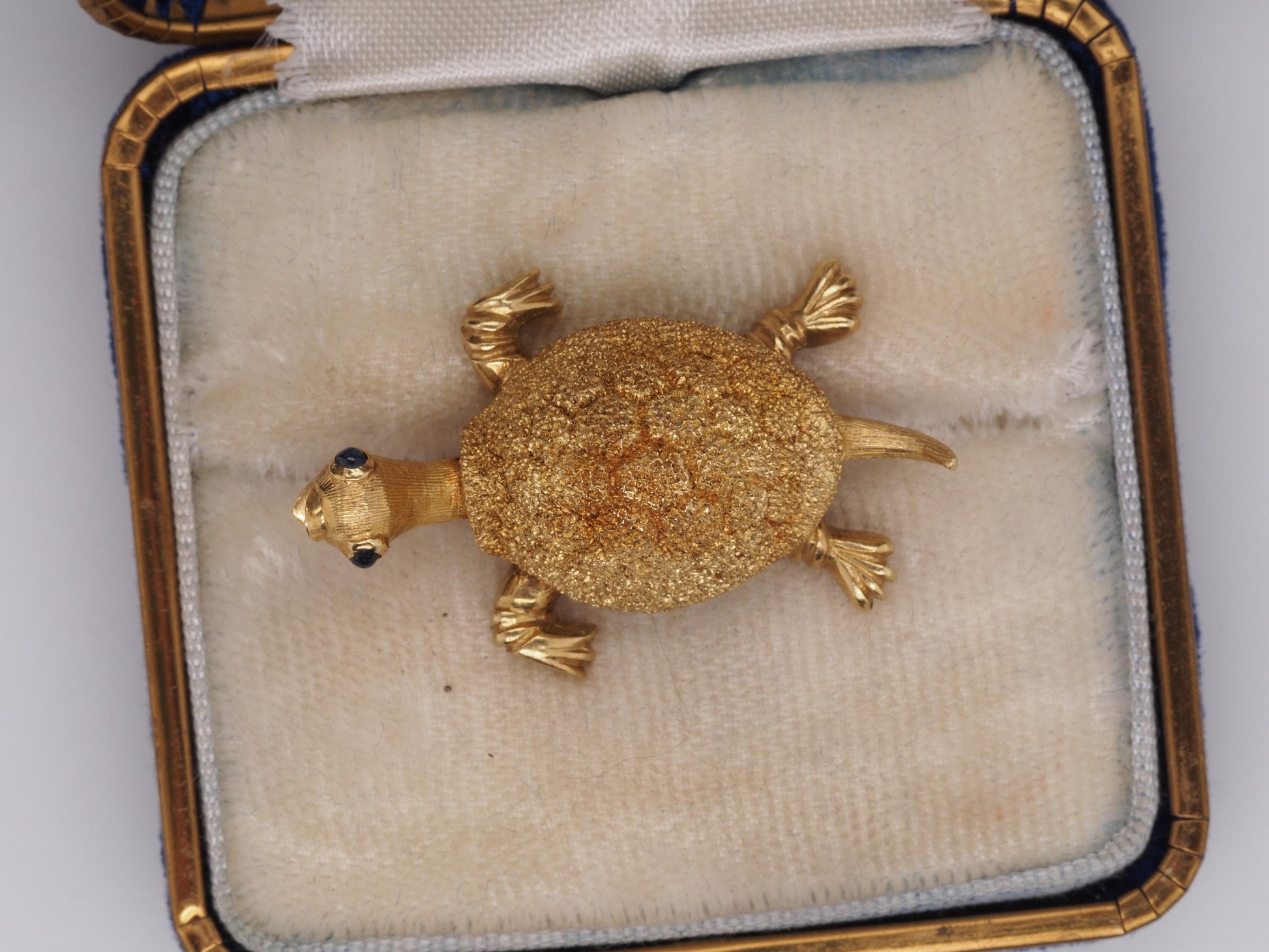 18K Vintage Yellow Gold Turtle Pin and Brooch with Sapphire Eyes