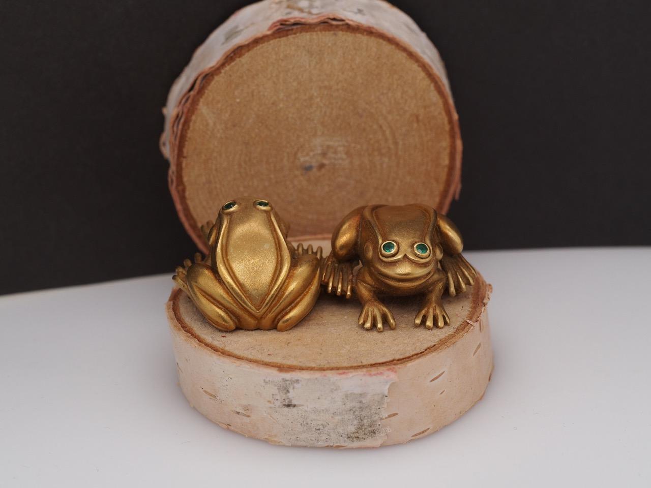 KIELSELSTEIN CORD 18K Yellow Gold Pair of Frog Brooches with Emerald Eyes - VHK#