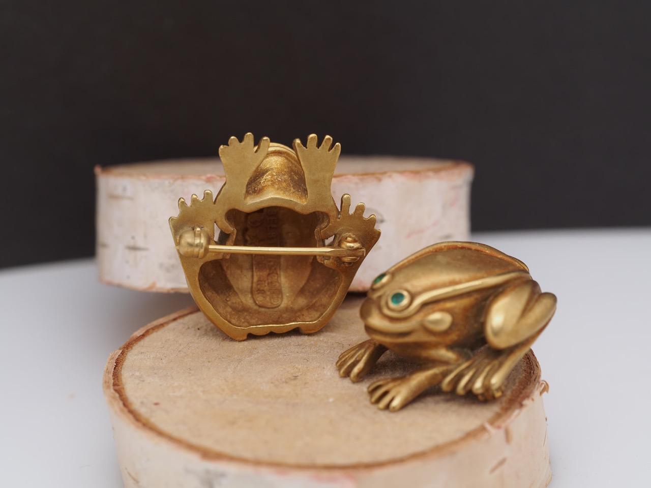 KIELSELSTEIN CORD 18K Yellow Gold Pair of Frog Brooches with Emerald Eyes - VHK#
