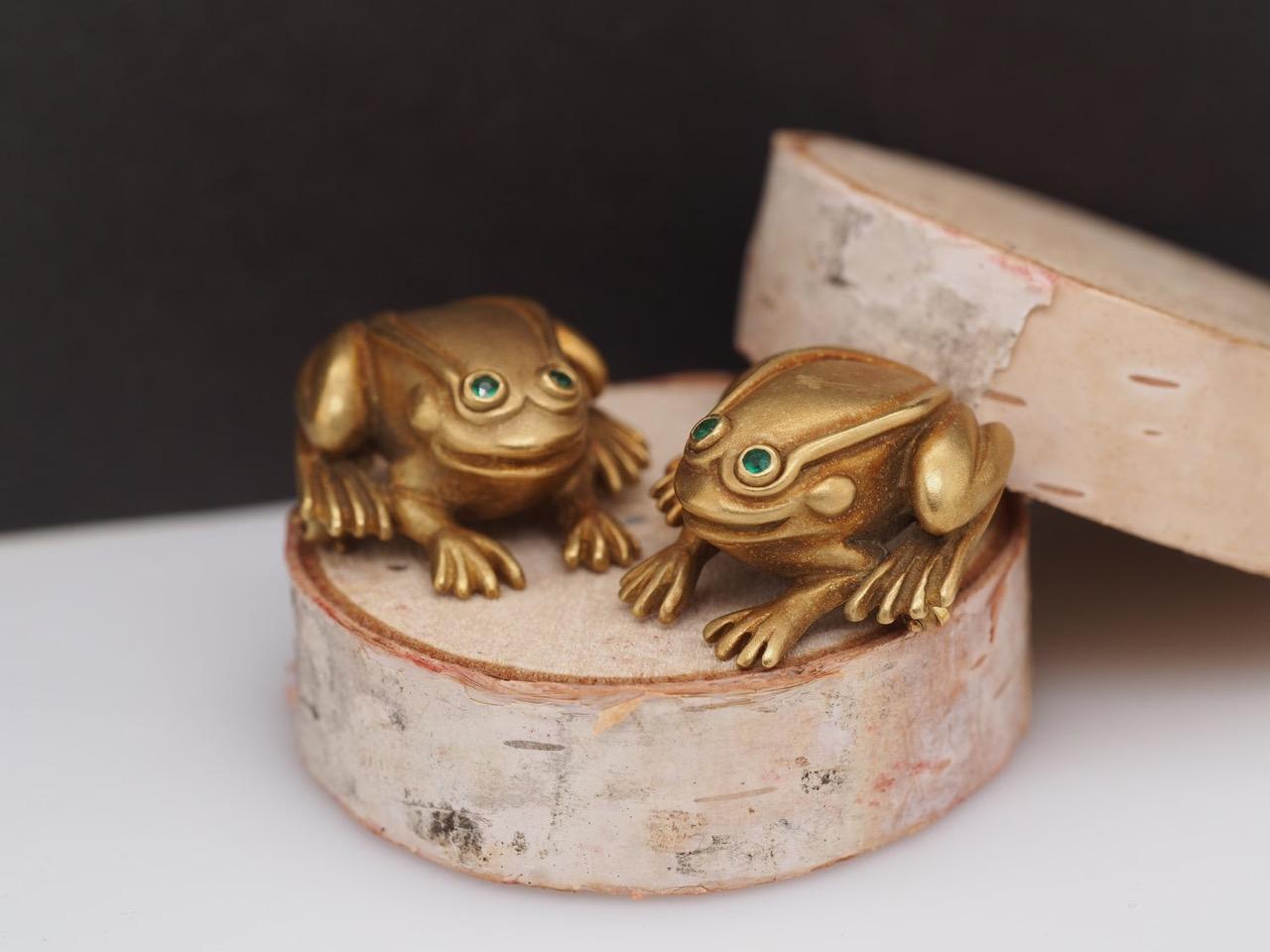 KIELSELSTEIN CORD 18K Yellow Gold Pair of Frog Brooches with Emerald Eyes - VHK#