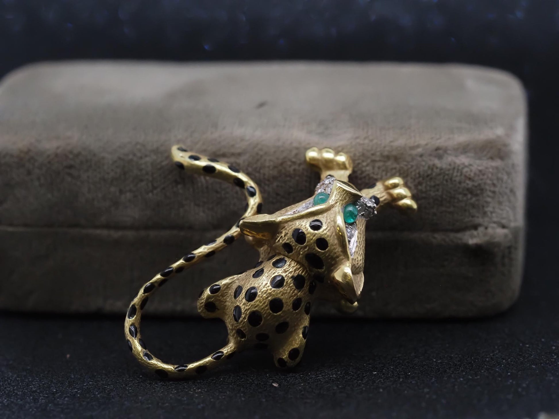 Estate 18K Yellow Gold Leopard Brooch with Diamond and Emeralds - VHK#97B