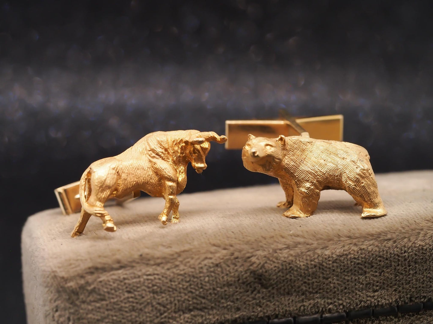 Estate 14K Yellow Gold Bull and Bear Wall Street Cufflinks - VHK#522a