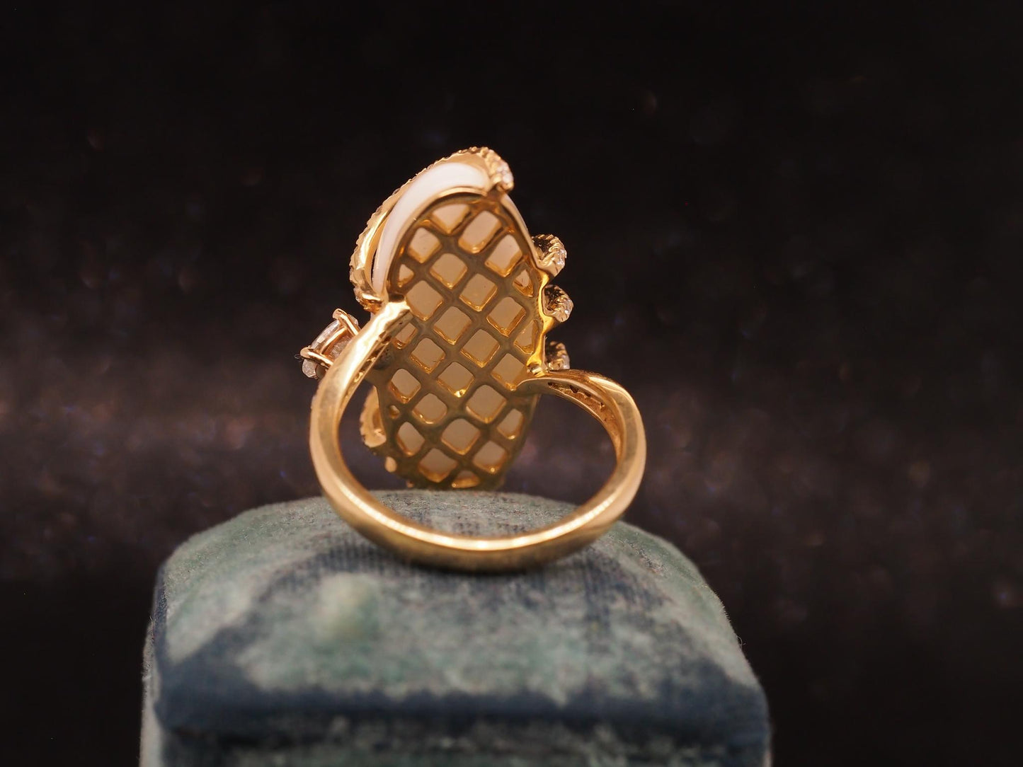 Estate 18K Yellow Gold White Chalcedony Diamond Ring - VHK#1020