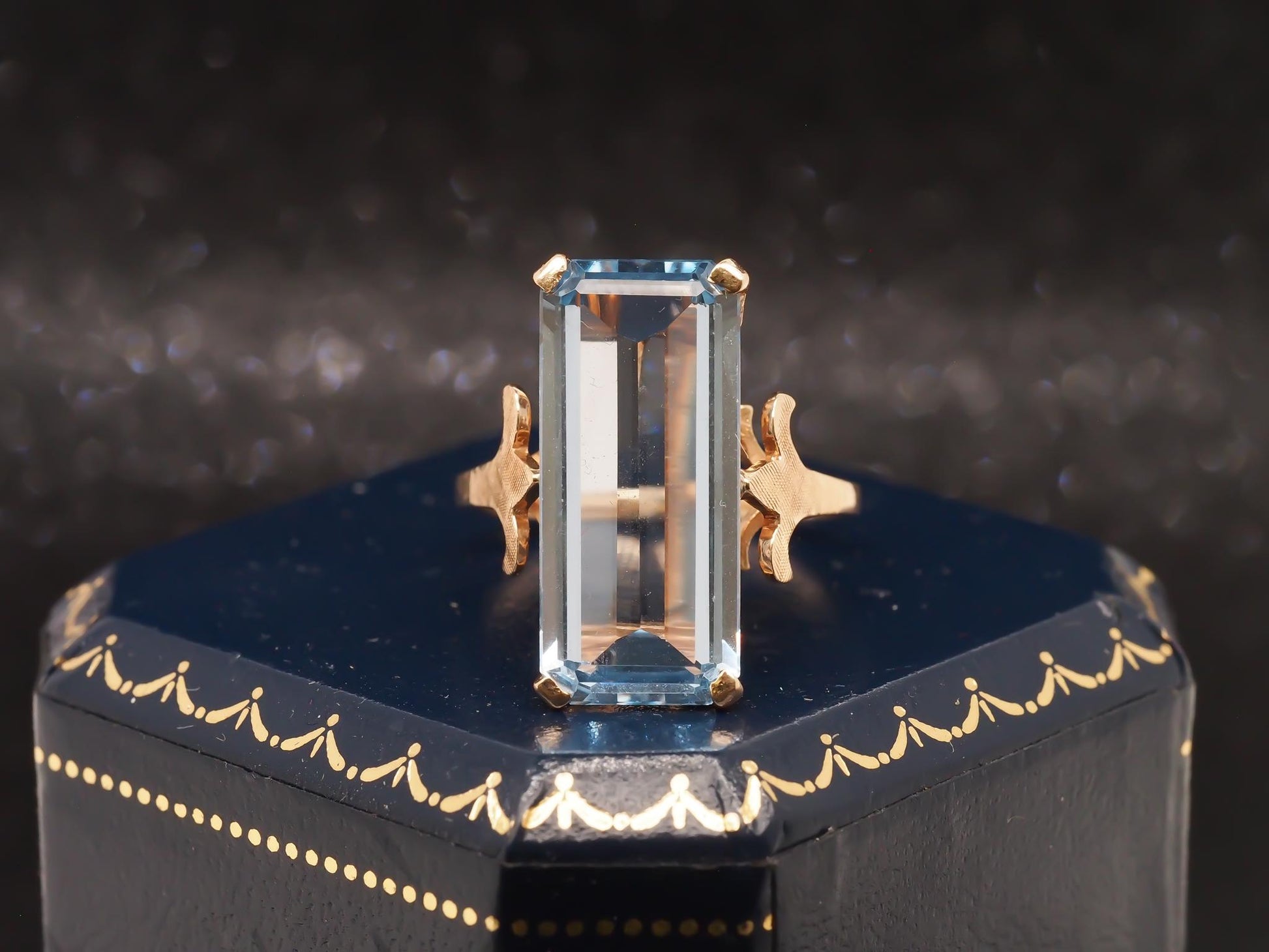 Vintage 14K Yellow Gold Classic Aquamarine Ring - VHK#31