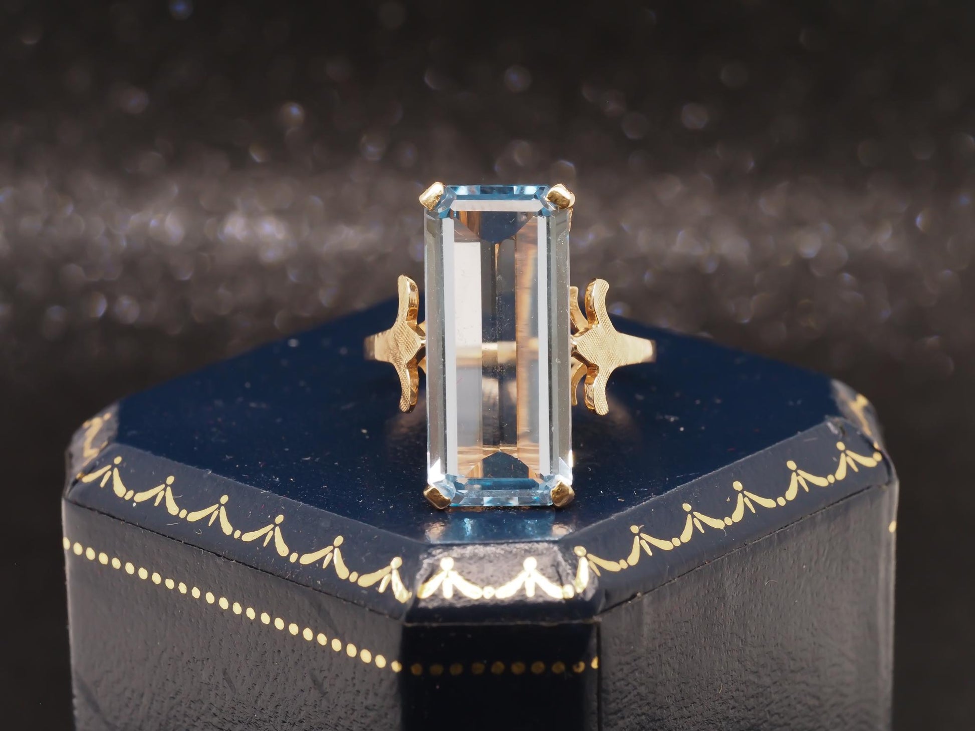 Vintage 14K Yellow Gold Classic Aquamarine Ring - VHK#31