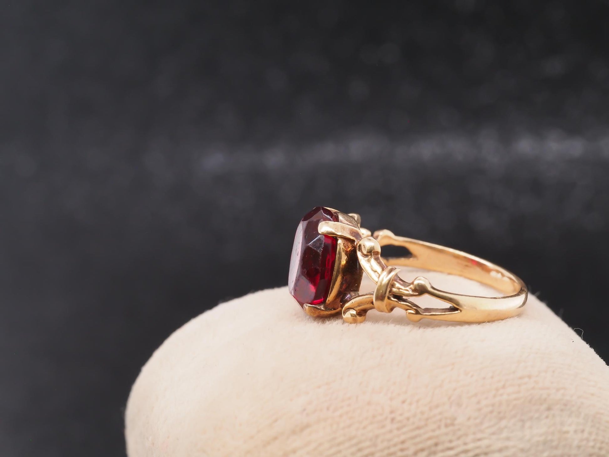 10k Honora Vintage Red Stone Floral Design Ring - VHK#59