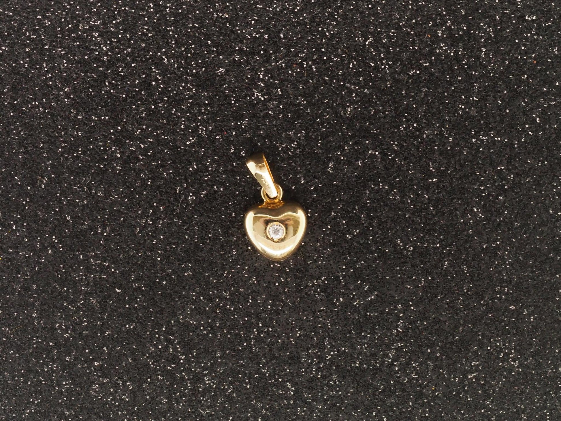 14K Yellow Gold Diamond Heart Shaped Pendant - VHK#51