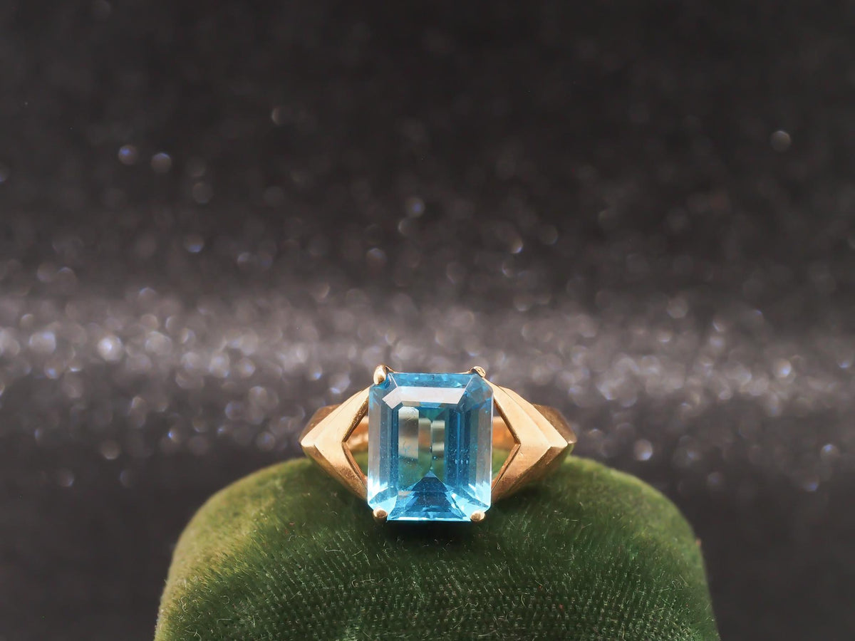 10K Yellow Gold Blue Emerald Cut Cubic Zirconia Ring - VHK#72