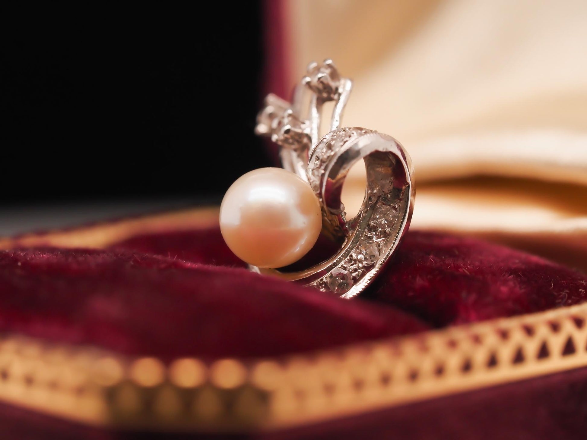 Vintage 14K White Gold Pearl and Diamond Pendant - VHK#623a