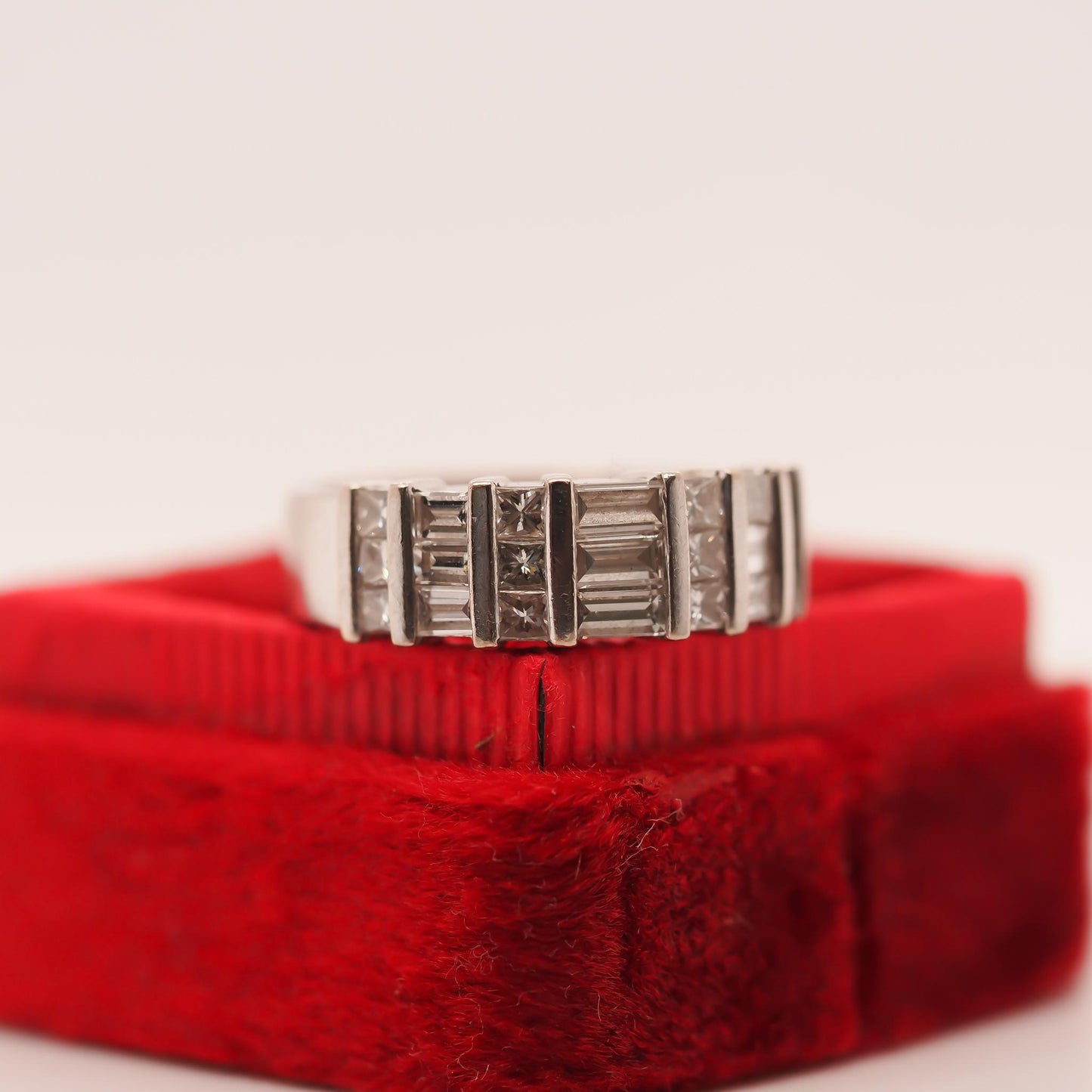 18K White Gold 1.22ct Round and Baguette Diamond Ring - VHK#752