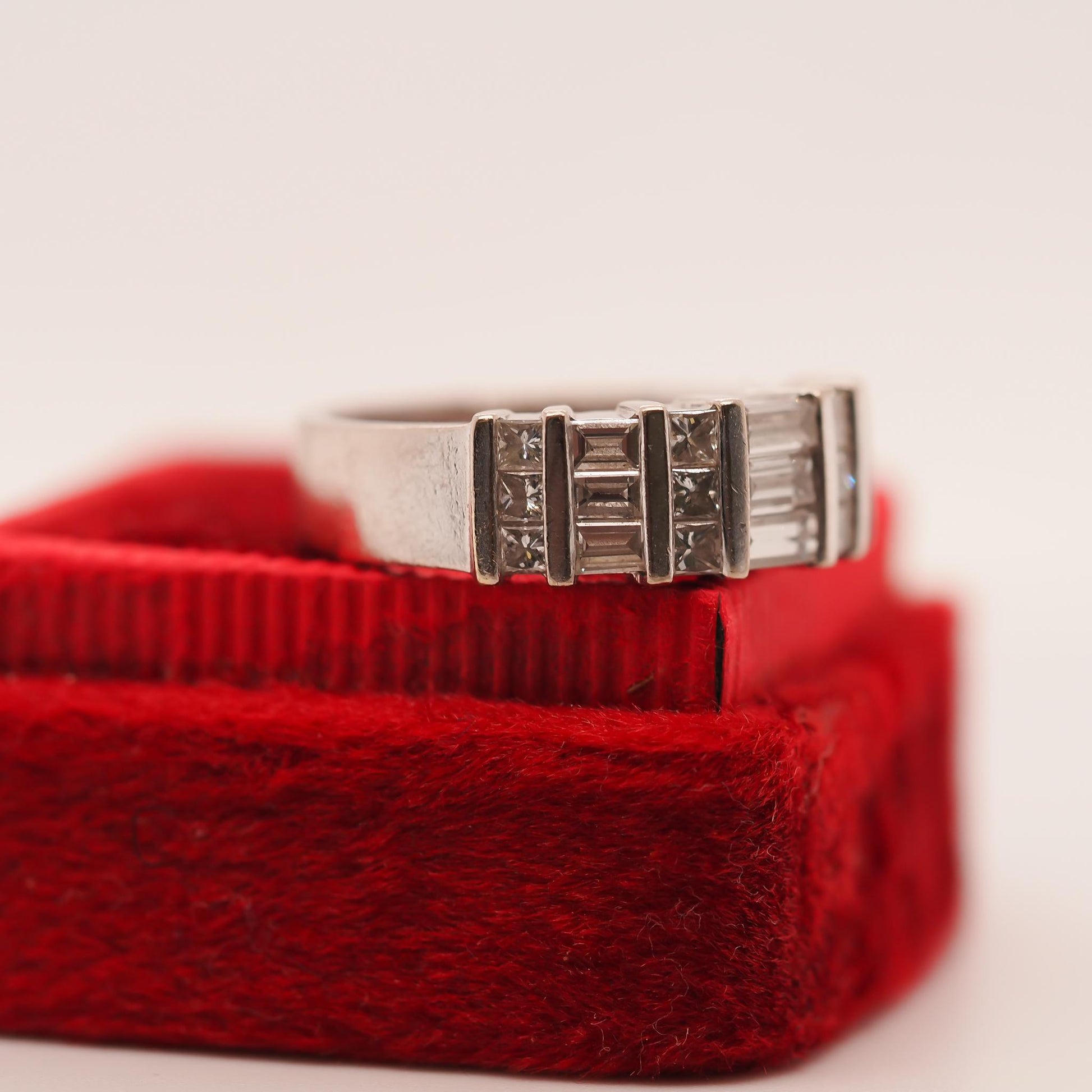 18K White Gold 1.22ct Round and Baguette Diamond Ring - VHK#752