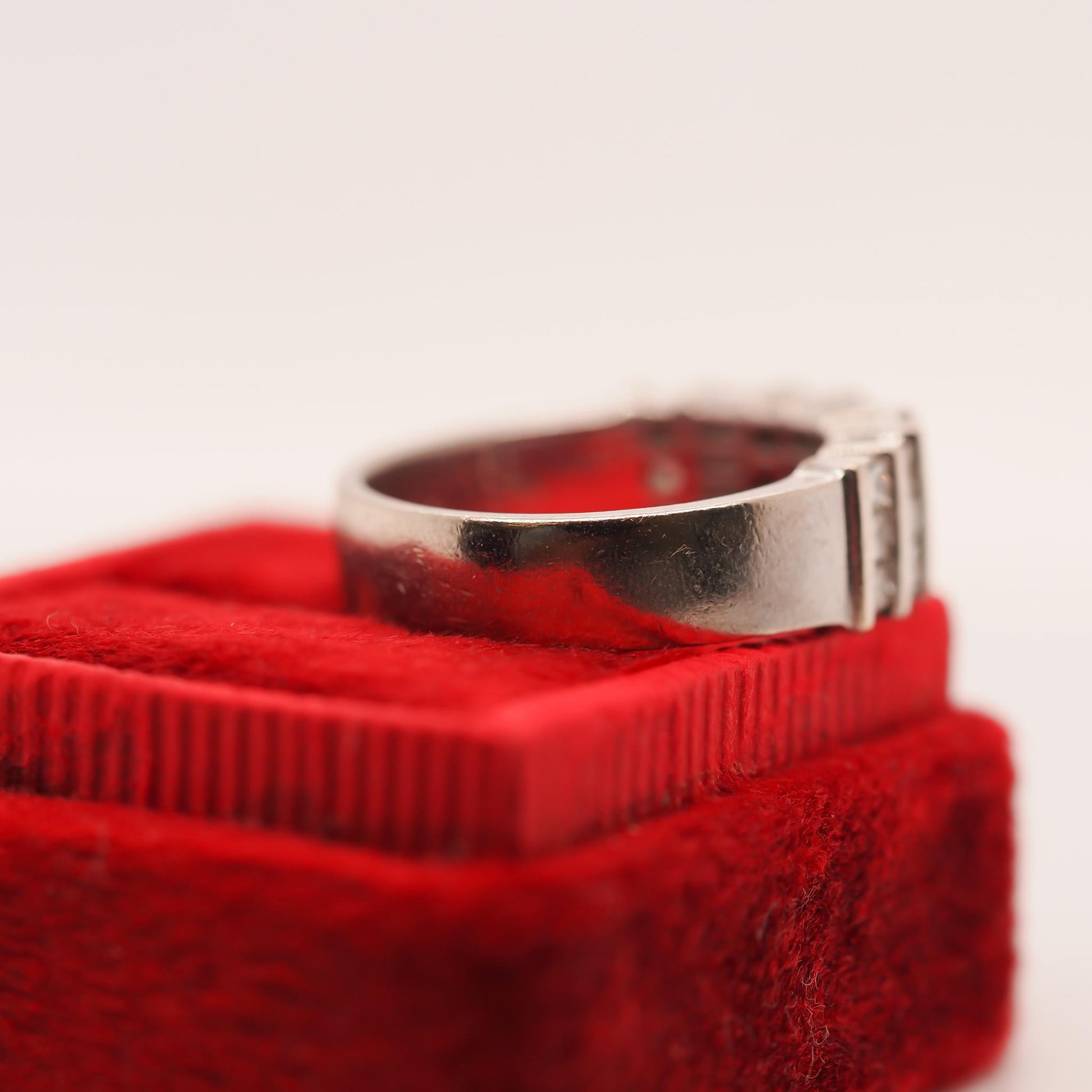 18K White Gold 1.22ct Round and Baguette Diamond Ring - VHK#752