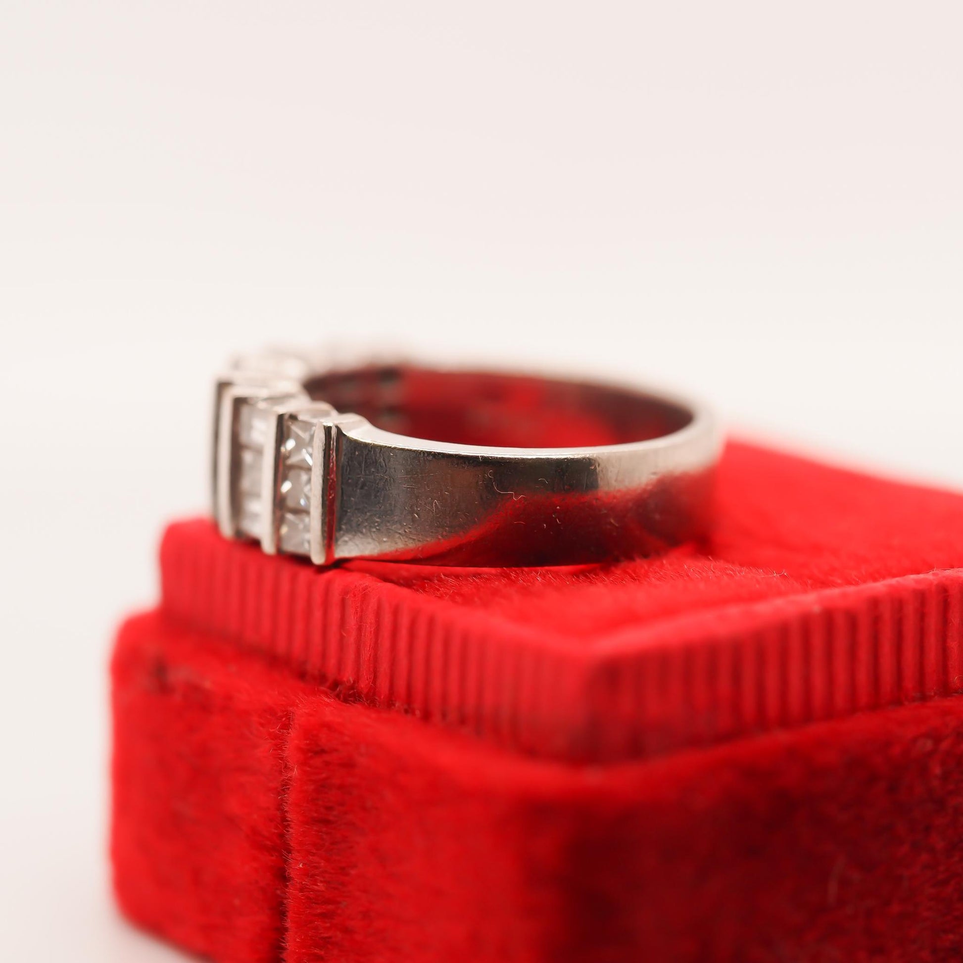 18K White Gold 1.22ct Round and Baguette Diamond Ring - VHK#752