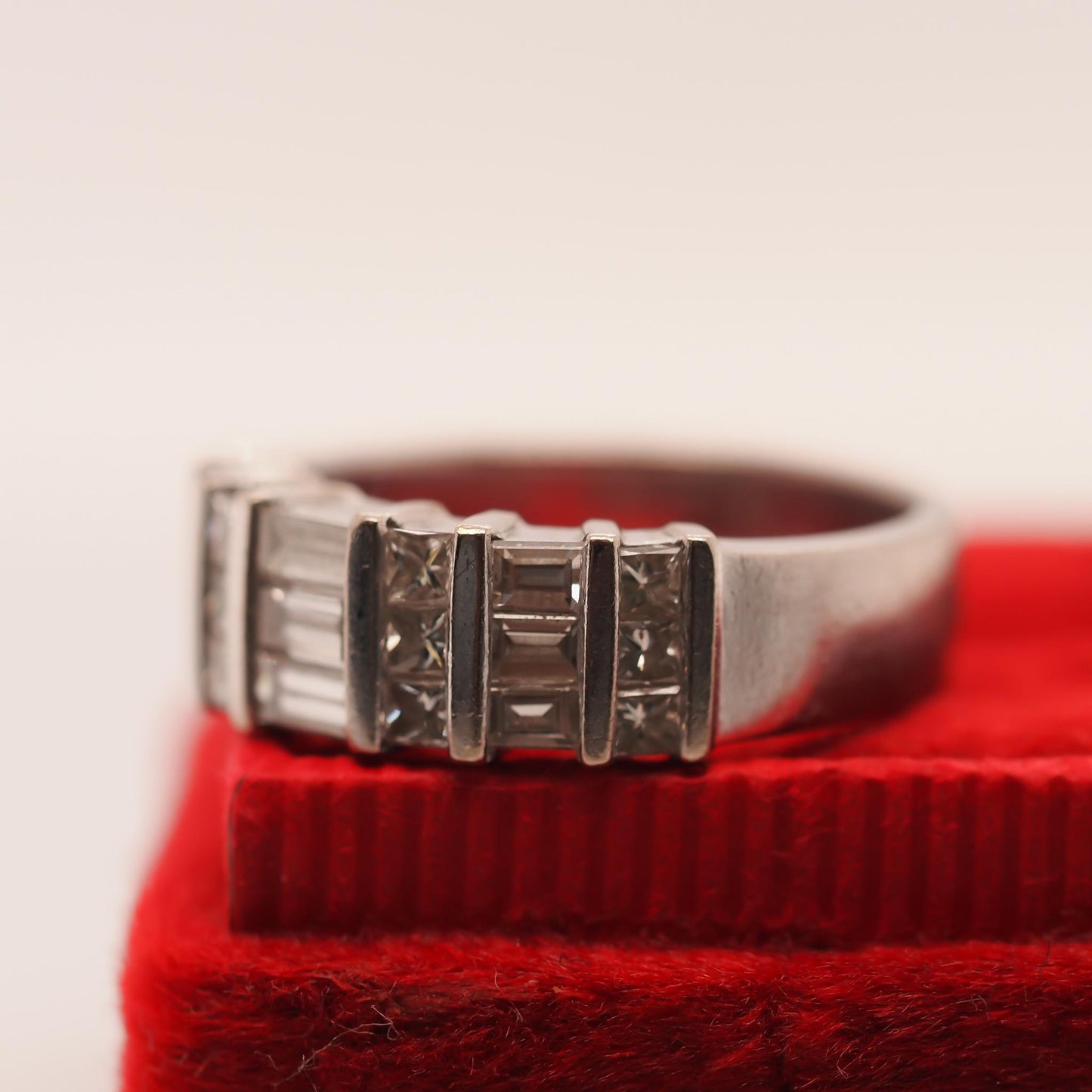 18K White Gold 1.22ct Round and Baguette Diamond Ring - VHK#752