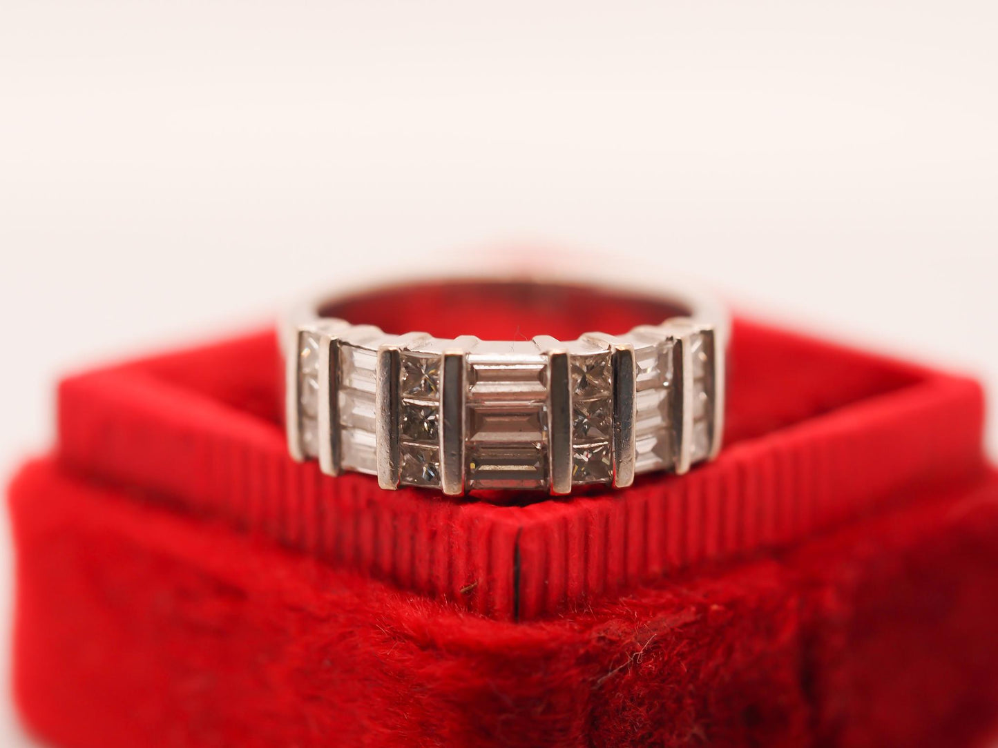 18K White Gold 1.22ct Round and Baguette Diamond Ring - VHK#752
