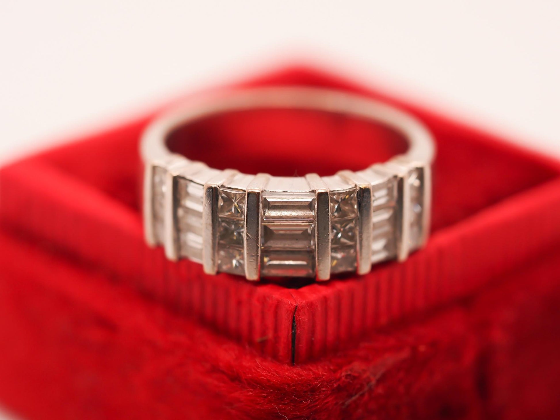 18K White Gold 1.22ct Round and Baguette Diamond Ring - VHK#752