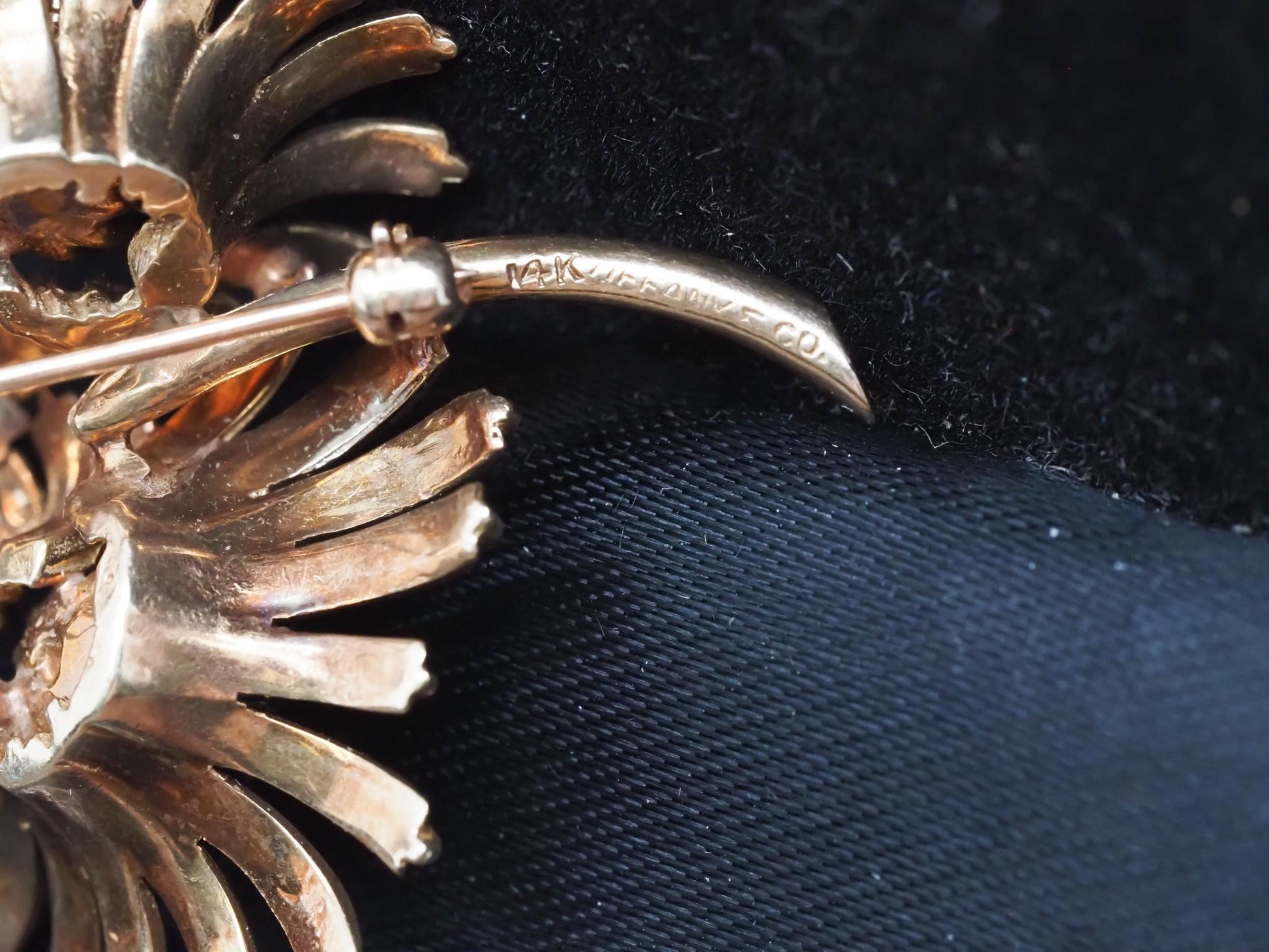 18K Yellow Gold Tiffany & Co. 1960s Sapphire Flower Daisy Brooch - VHK#763