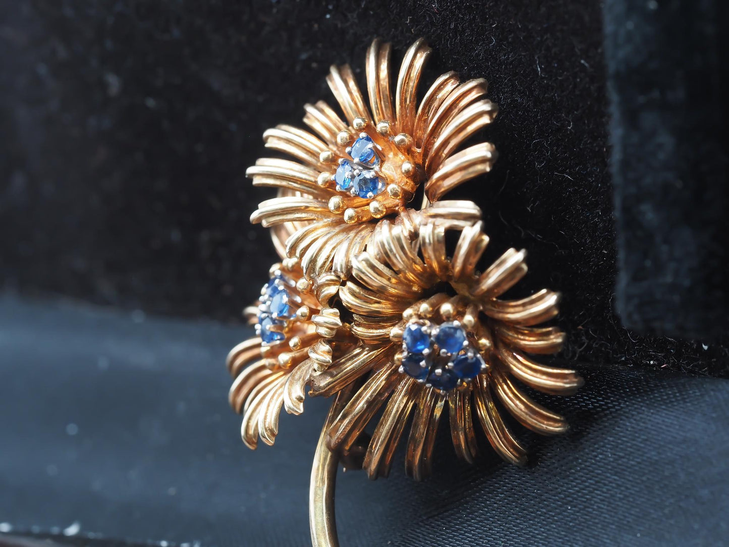 18K Yellow Gold Tiffany & Co. 1960s Sapphire Flower Daisy Brooch - VHK#763