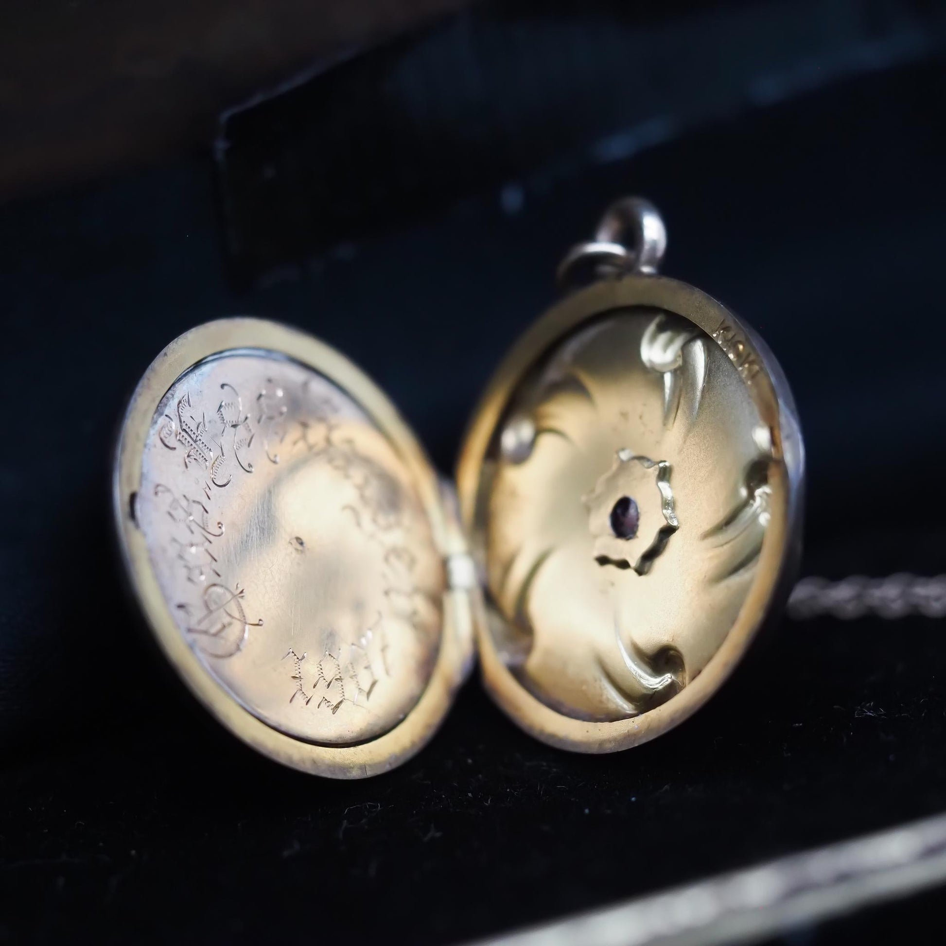 10k Yellow Gold Vintage Locket Engraved 1907 with red stone - VHK#775a