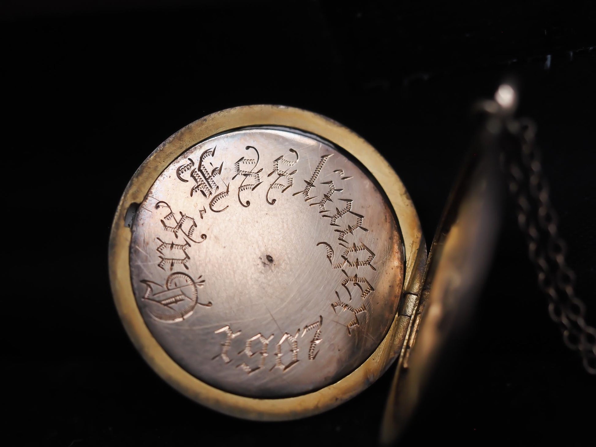 10k Yellow Gold Vintage Locket Engraved 1907 with red stone - VHK#775a