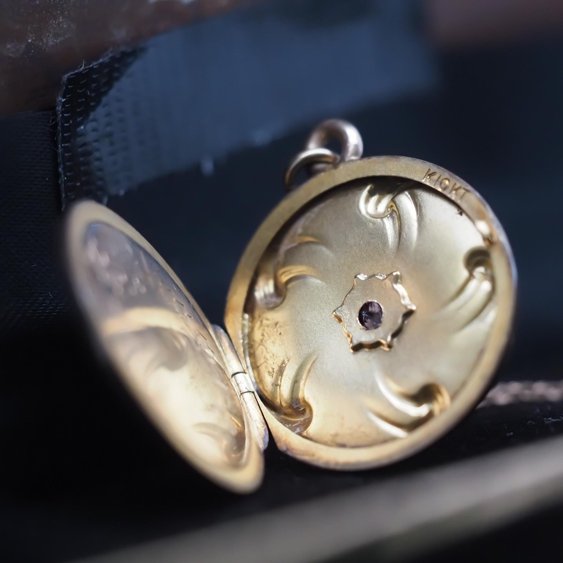 10k Yellow Gold Vintage Locket Engraved 1907 with red stone - VHK#775a