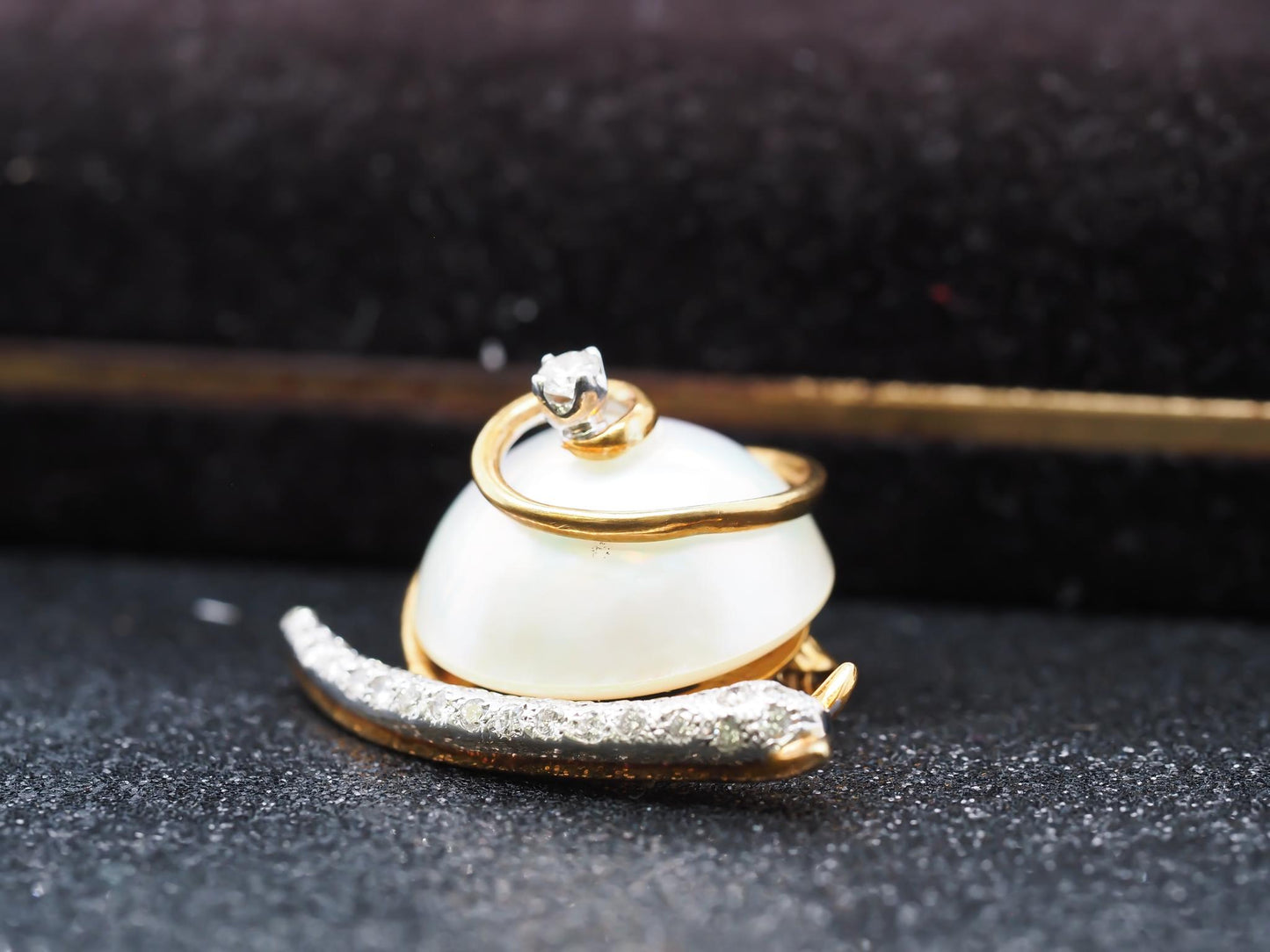 18K Yellow Gold Snail Brooch with Diamonds and Pearl - VHK#820