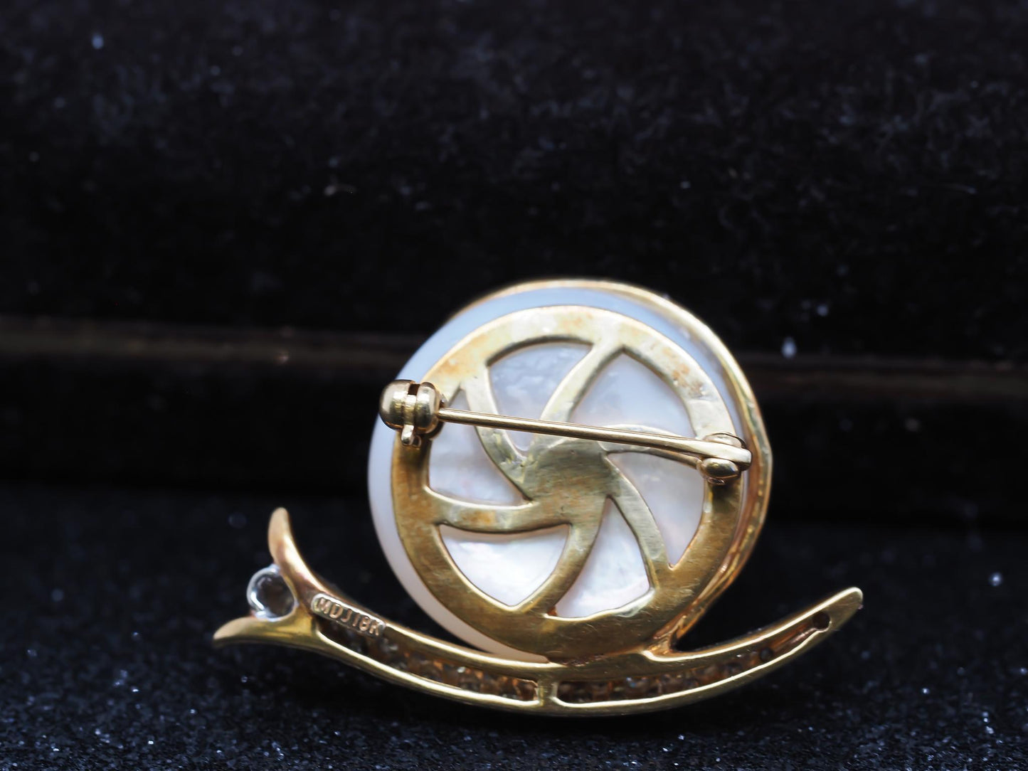 18K Yellow Gold Snail Brooch with Diamonds and Pearl - VHK#820