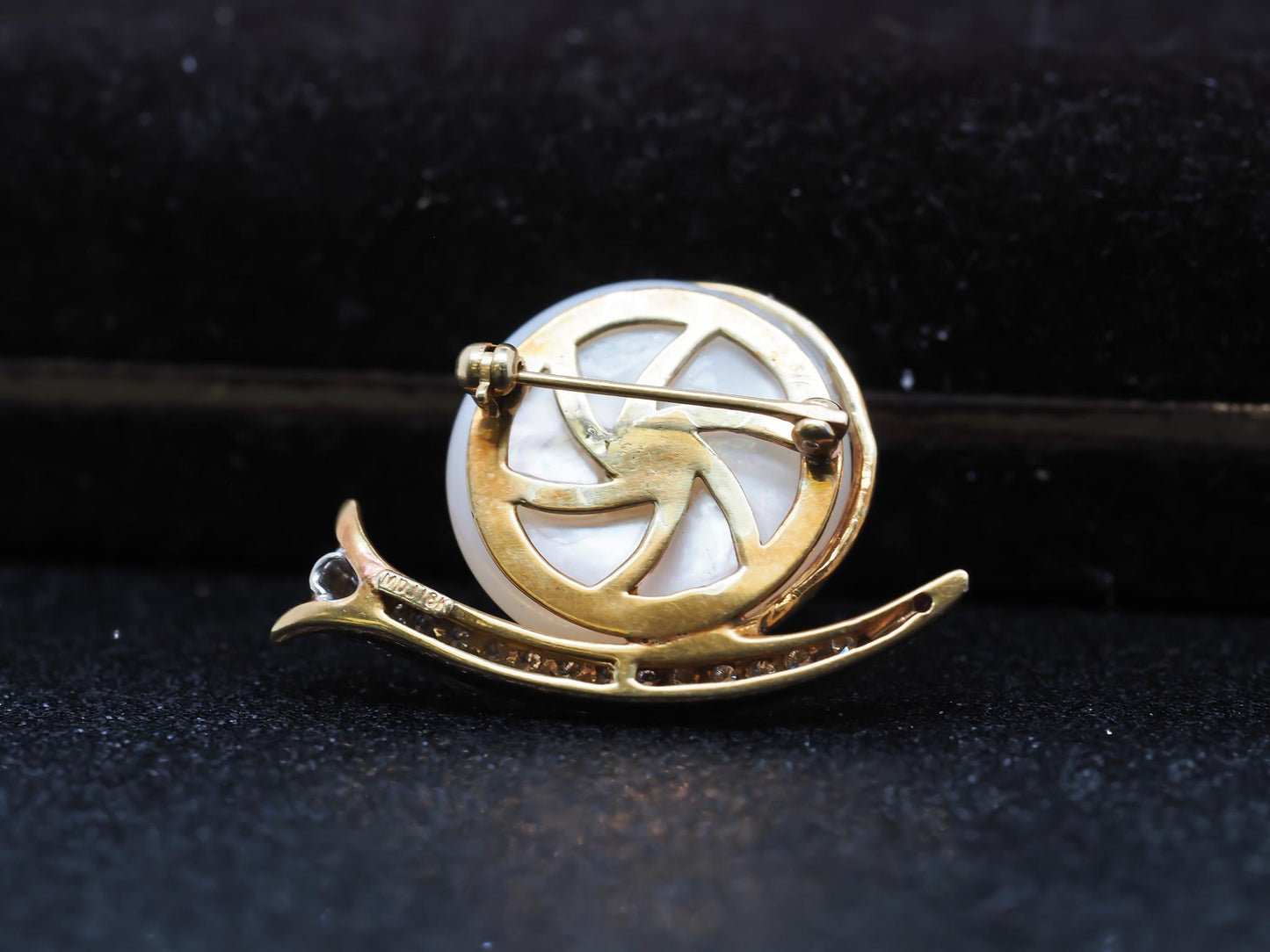 18K Yellow Gold Snail Brooch with Diamonds and Pearl - VHK#820