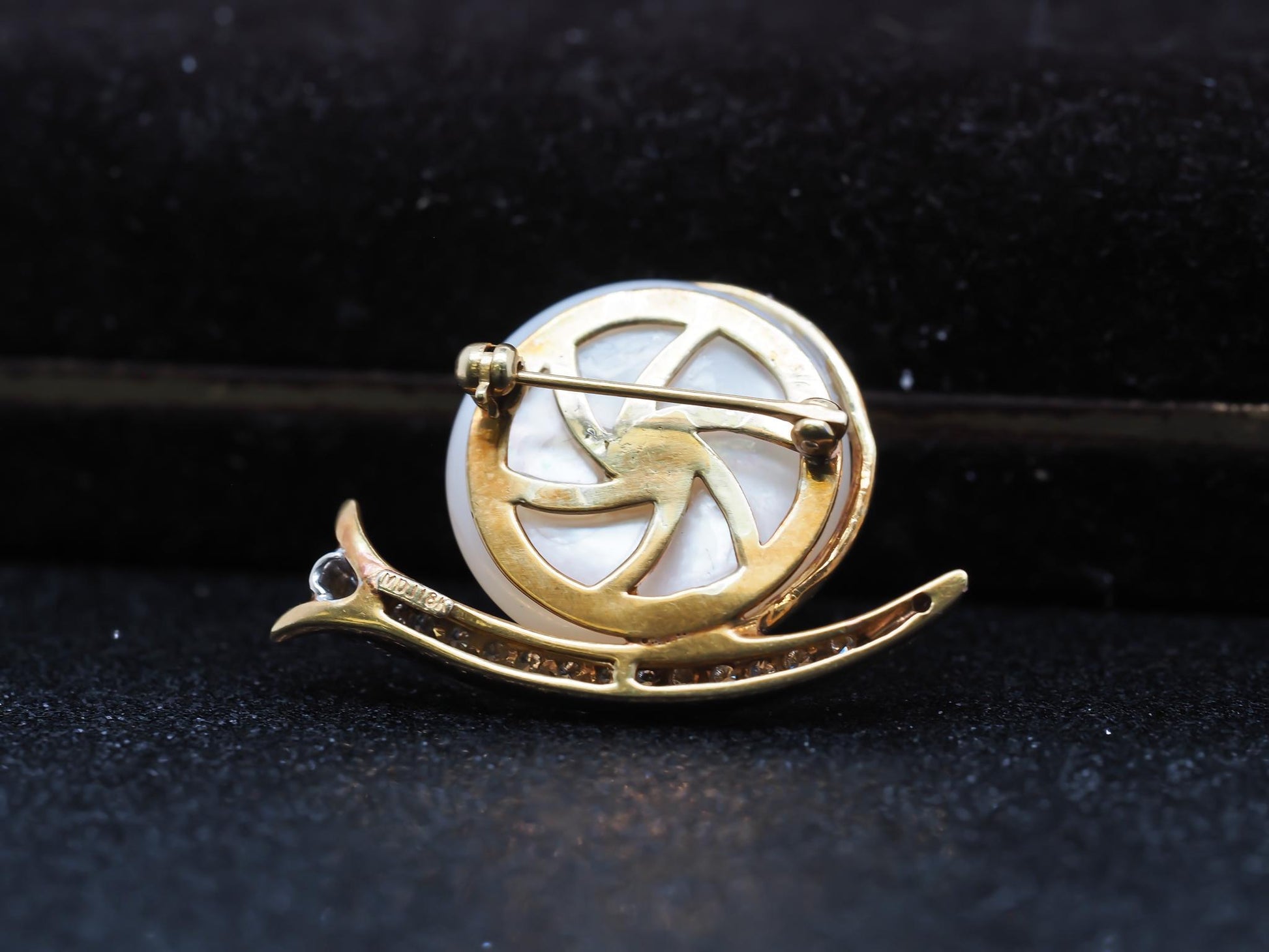 18K Yellow Gold Snail Brooch with Diamonds and Pearl - VHK#820