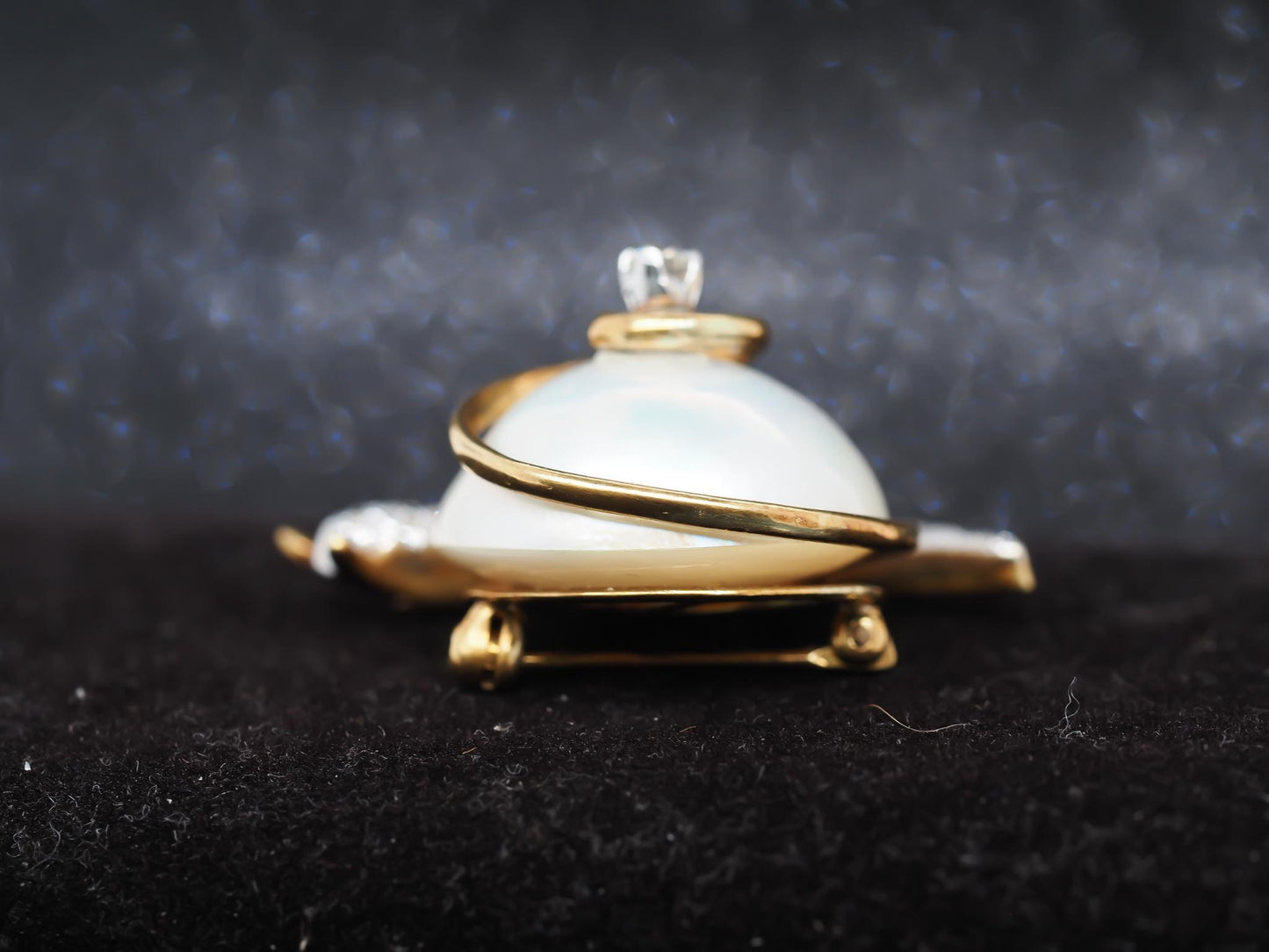 18K Yellow Gold Snail Brooch with Diamonds and Pearl - VHK#820