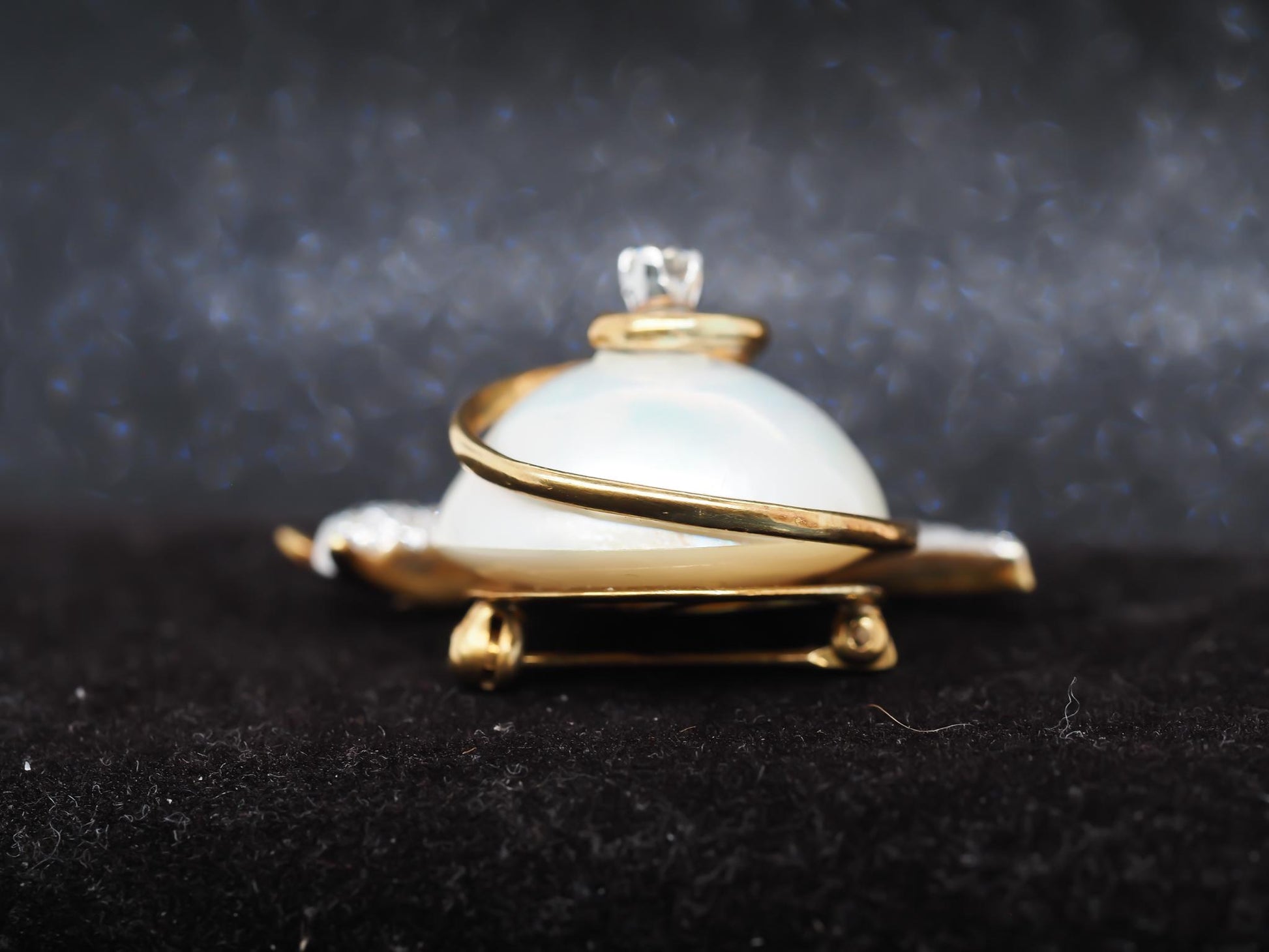 18K Yellow Gold Snail Brooch with Diamonds and Pearl - VHK#820