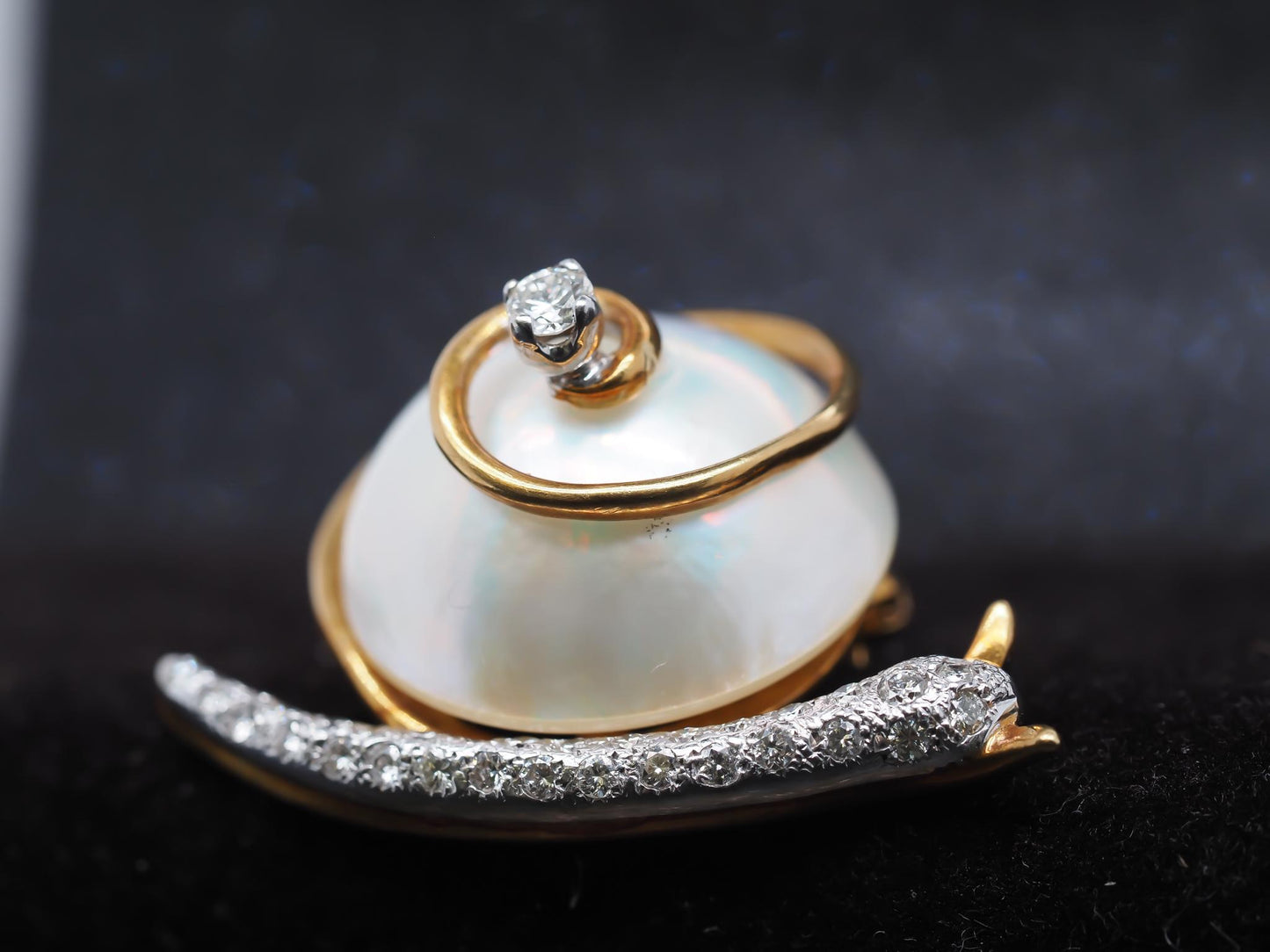 18K Yellow Gold Snail Brooch with Diamonds and Pearl - VHK#820