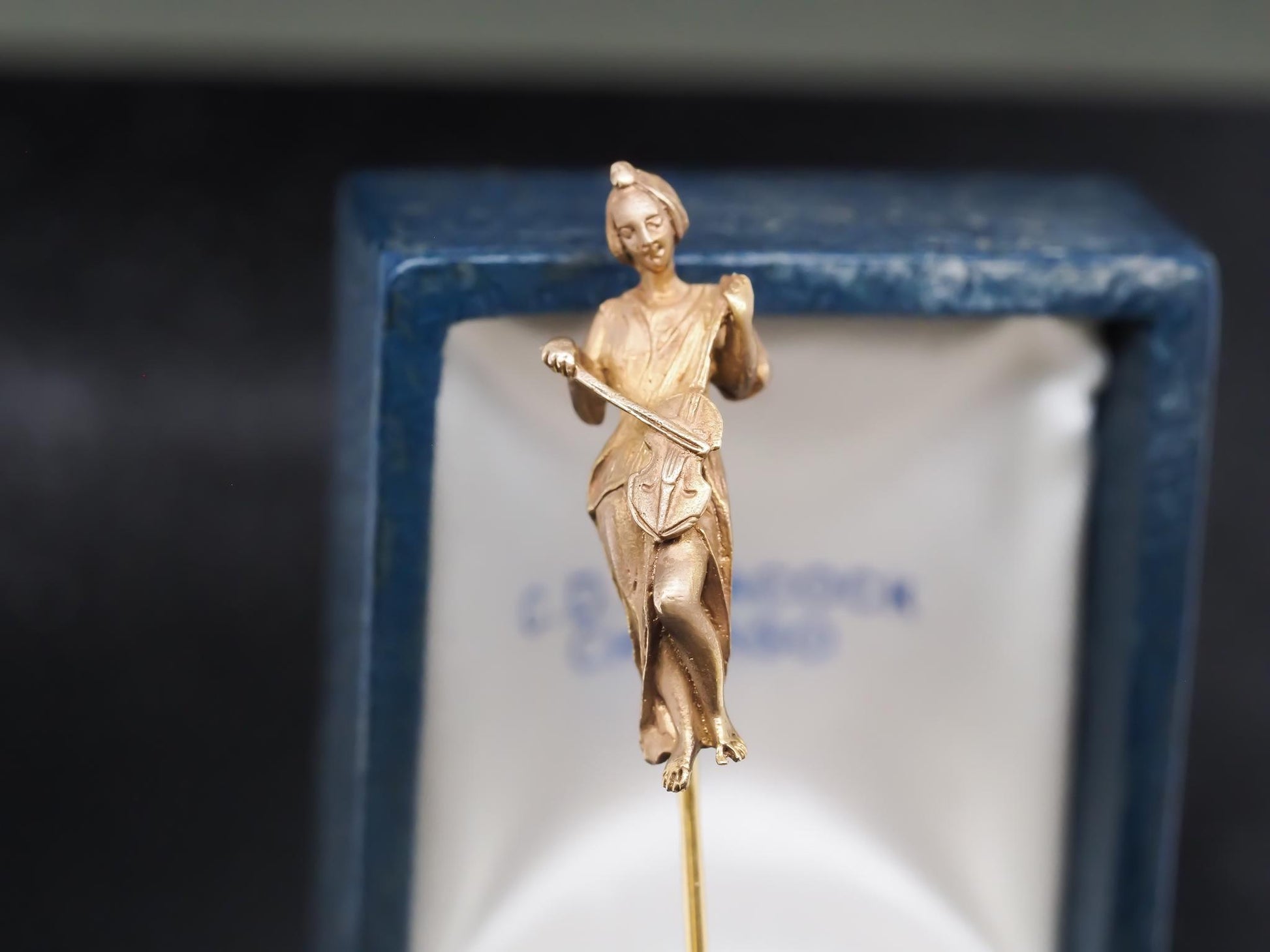 Circa 1900s 14K Yellow Gold Woman Playing Violin Stick Pin - VHK#841