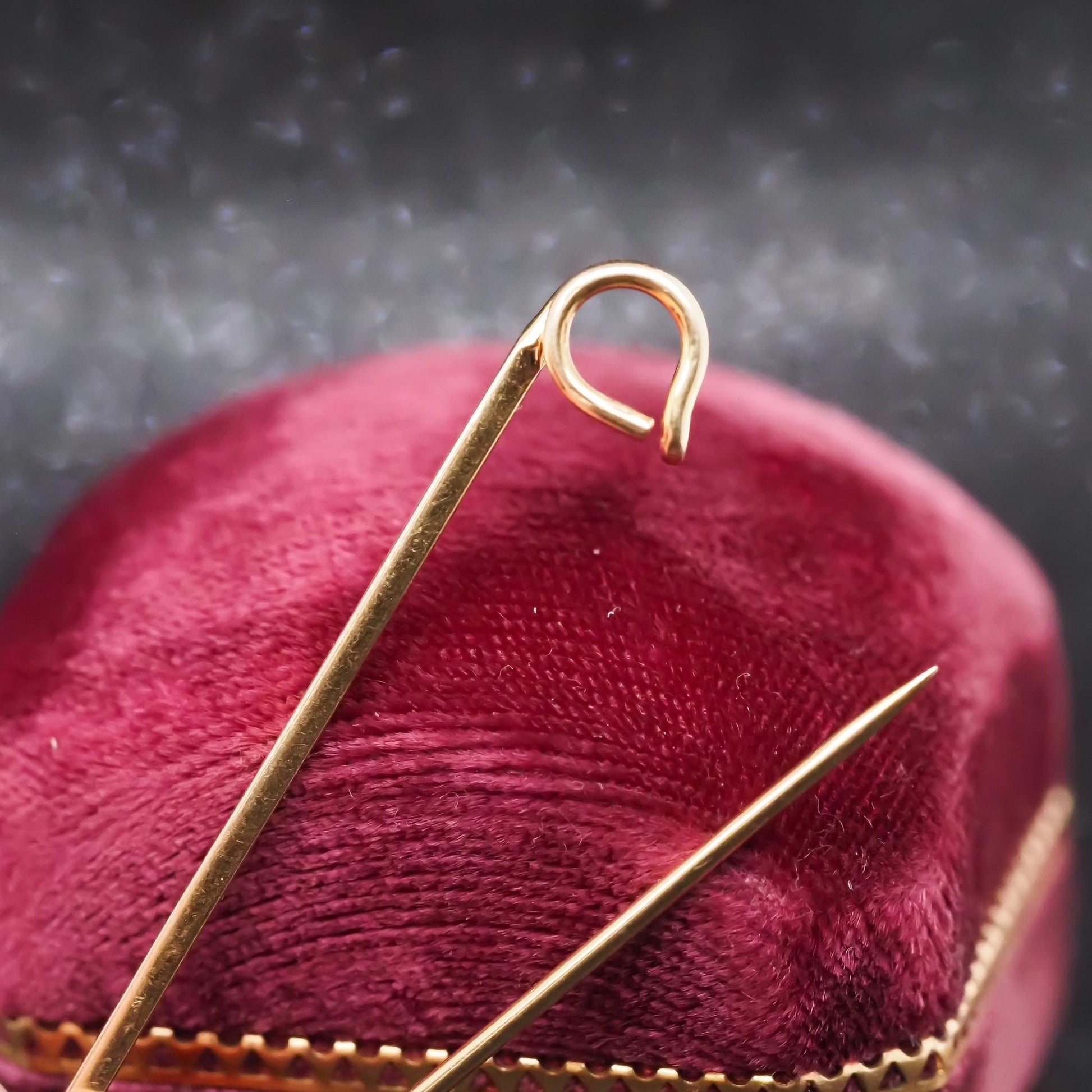 Vintage 14K Yellow Gold Safety Pin Brooch - VHK#892