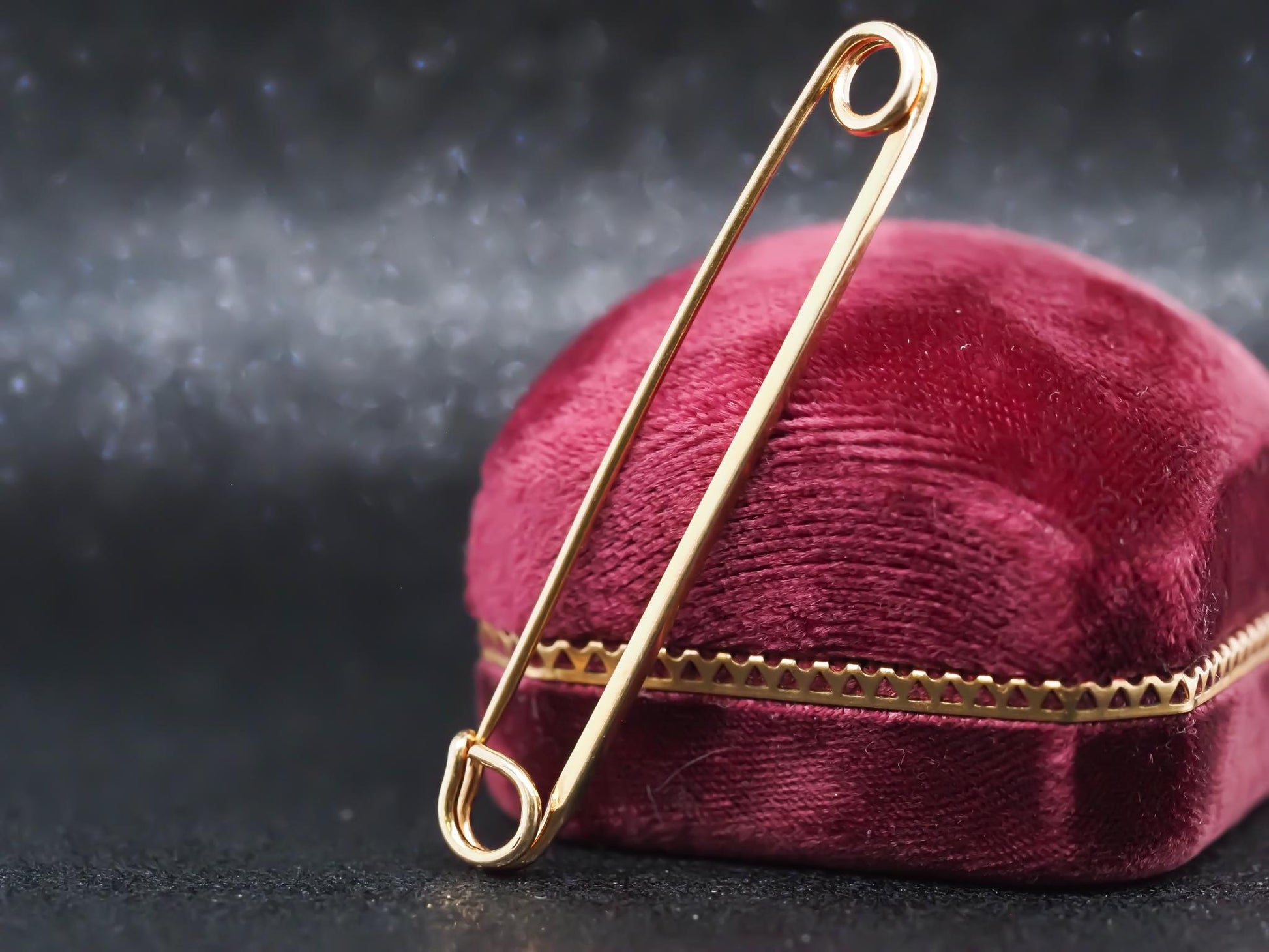 Vintage 14K Yellow Gold Safety Pin Brooch - VHK#892
