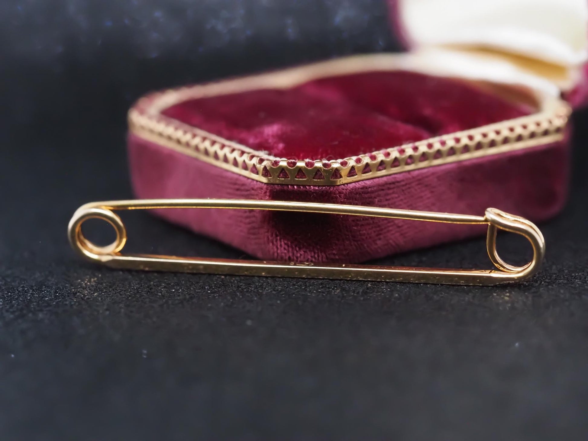 Vintage 14K Yellow Gold Safety Pin Brooch - VHK#892