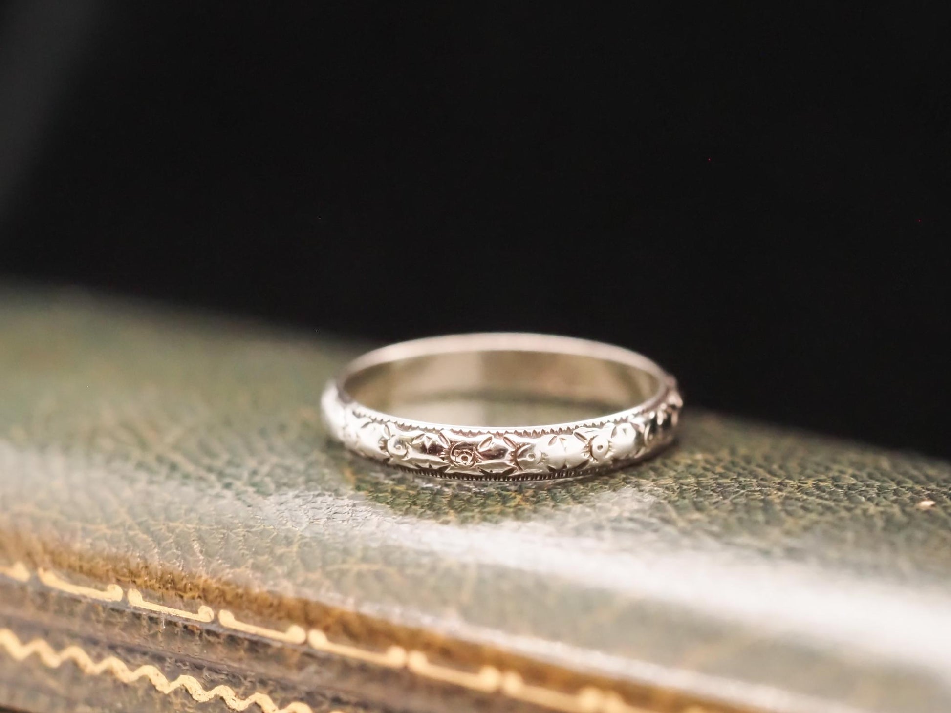 Vintage 18K White Gold Engraved Wedding Band - VHK#630