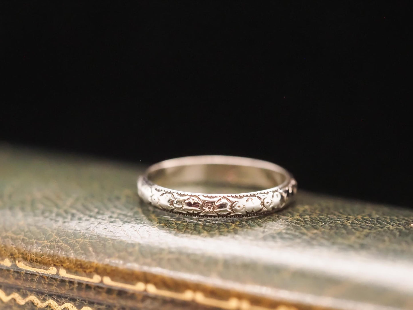 Vintage 18K White Gold Engraved Wedding Band - VHK#630