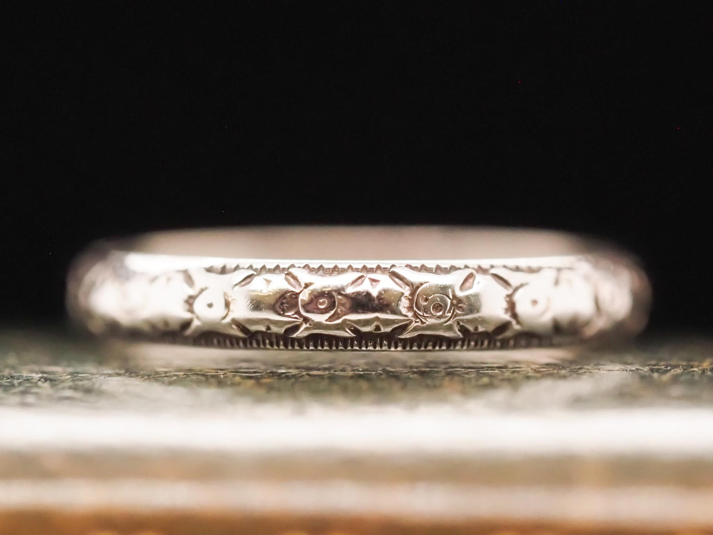 Vintage 18K White Gold Engraved Wedding Band - VHK#630