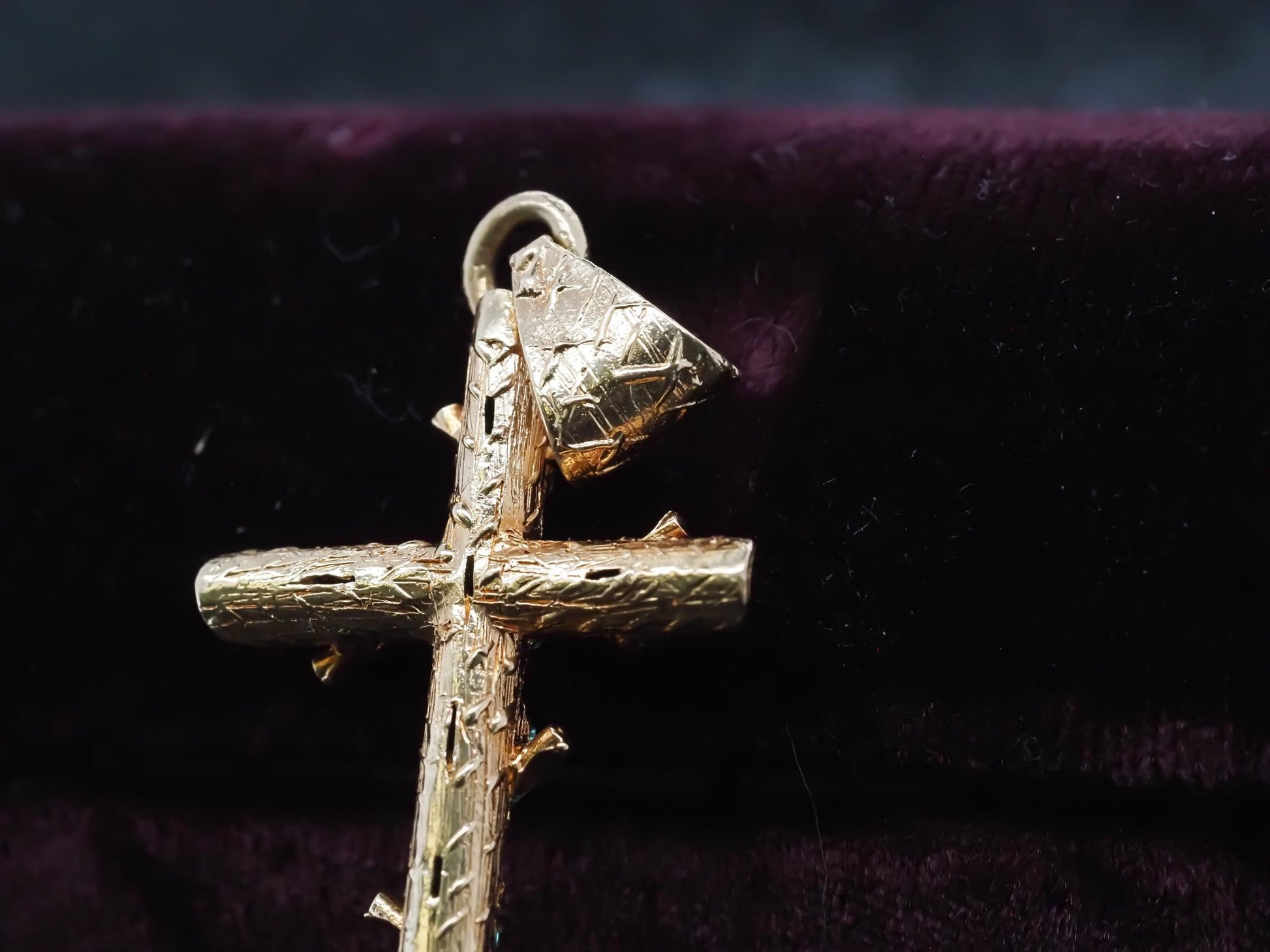 Estate 1950s Colombian Emerald 18K Yellow Gold Cross - VHK#379a